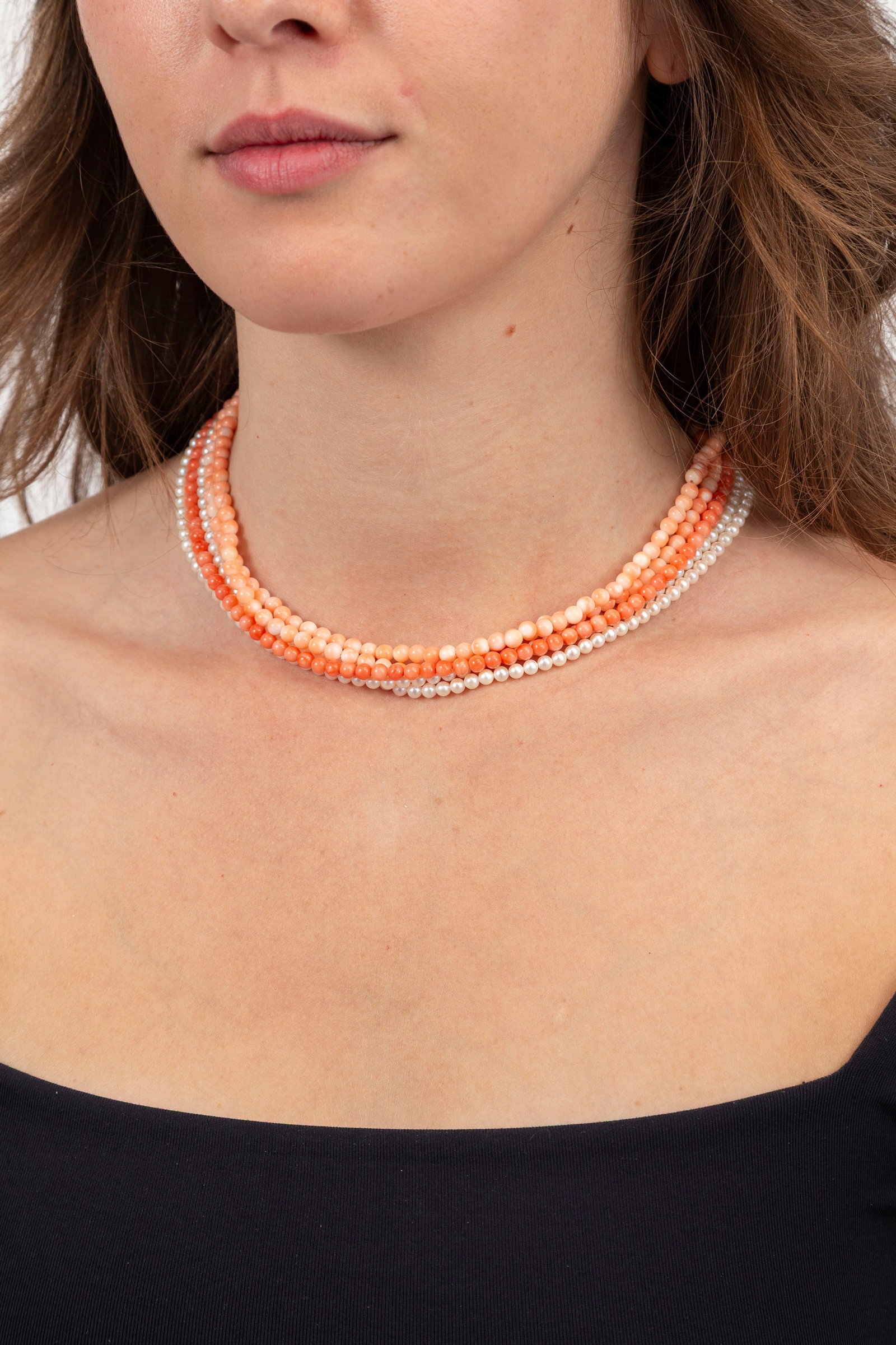 Collier composé de 5 rangs, 3 de billes de corail et 2 de perles de culture, fermoir en or 585  - 4