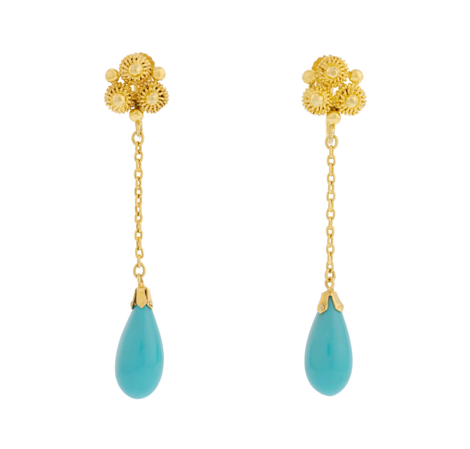Paire de pendants d'oreilles or 585 granulé et filigrané retenant des gouttes de turquoise: Paire de pendants d'oreilles or 585 granulé et filigrané retenant des gouttes de turquoise, h. 5 cm Condition Bon état de conservation général. Présence de rayures et mic