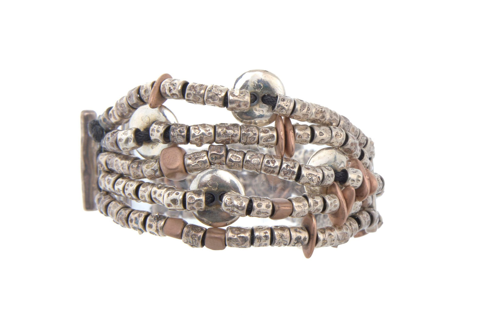 Dodo, bracelet composé de 5 rangs de petits éléments en argent et vermeil, signé: Dodo, bracelet composé de 5 rangs de petits éléments en argent et vermeil, signé, long. 18 cm Condition Etat bon à moyen. Nombreuses rayures et légers signes d'usure. <