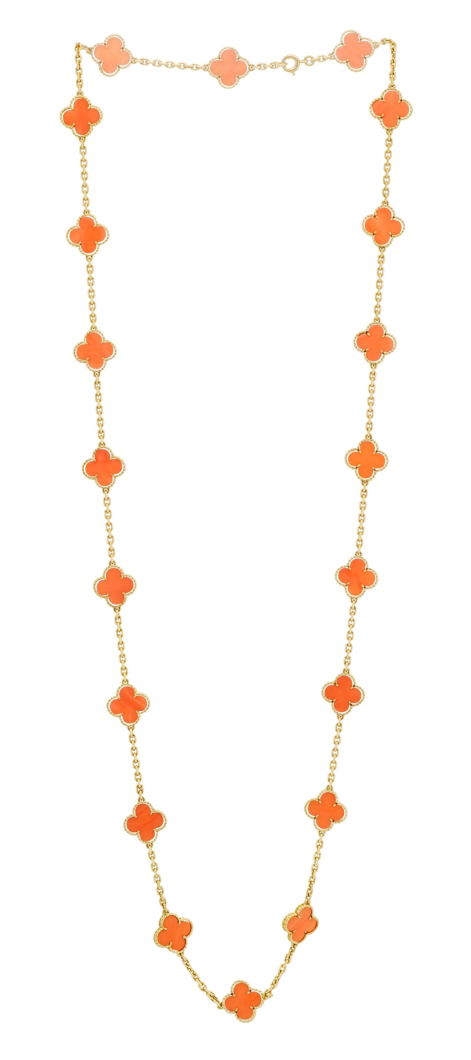 Van Cleef & Arpels, Alhambra, sautoir années 1970 or 750 à maille forçat limée o: Van Cleef & Arpels, Alhambra, sautoir années 1970 or 750 à maille forçat limée orné de 20 motifs en corail, signé, numéroté G4050K5, long. 81 cm, 44g, pochette