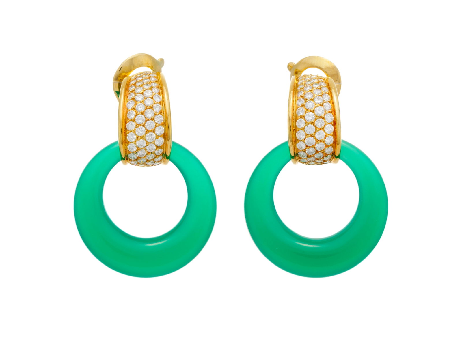 Van Cleef & Arpels, paire de pendants d'oreilles or 750 pavés de diamants taille brillant avec : Van Cleef & Arpels, paire de pendants d'oreilles or 750 pavés de diamants taille brillant avec leurs deux paires d'anneaux interchangeables à suspendre en chrysoprase et onyx, signés, n