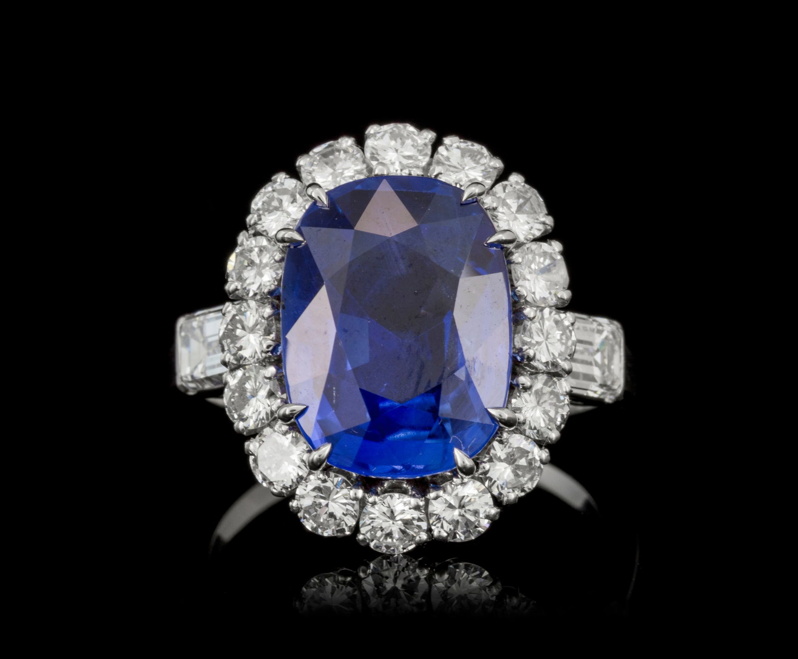 Van Cleef & Arpels, attribuée à, bague or gris 750 et platine sertie d'un saphir taille co: Van Cleef & Arpels, attribuée à, bague or gris 750 et platine sertie d'un saphir taille coussin de 9.39 carats, Ceylan, non chauffé selon le rapport LFG n°399338 daté du