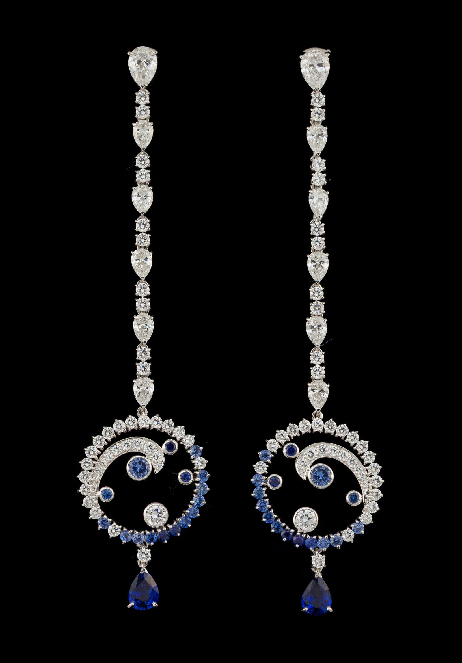 Van Cleef & Arpels, paire de pendants d'oreilles or gris 750 formés de lignes articulées d: Van Cleef & Arpels, paire de pendants d'oreilles or gris 750 formés de lignes articulées de diamants taille poire et brillant retenant des éléments circulaires à motif