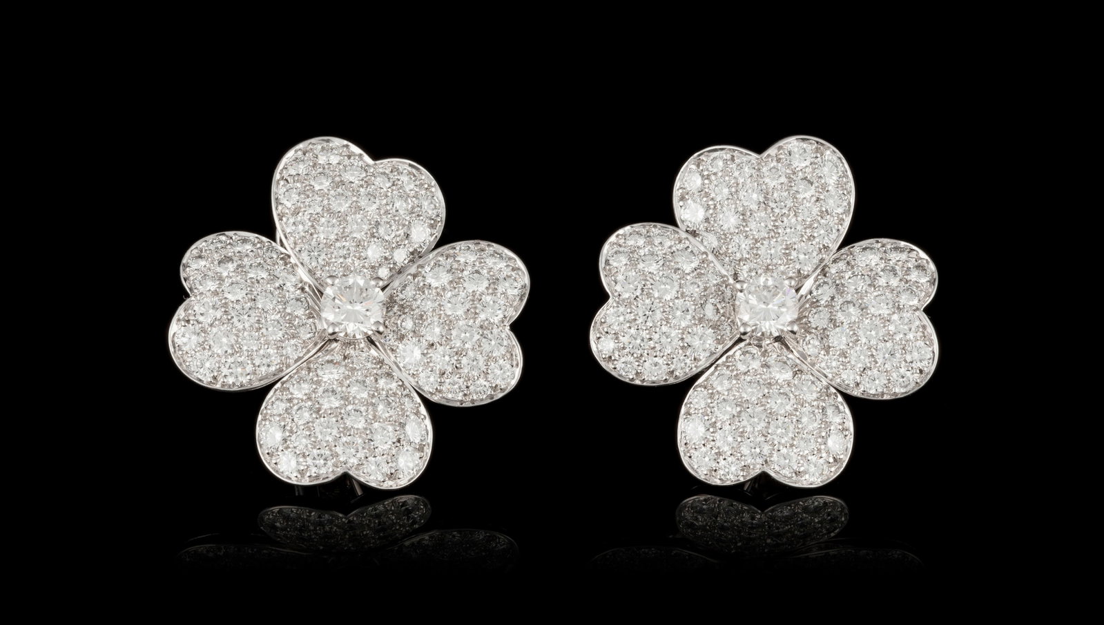 Van Cleef & Arpels, Cosmos, paire de boucles d'oreilles trèfles or gris 750 pavées de diam: Van Cleef & Arpels, Cosmos, paire de boucles d'oreilles trèfles or gris 750 pavées de diamants taille brillant, signées, numérotées BL61748, h. 2.8 cm, 19g Van Cleef & Arpels