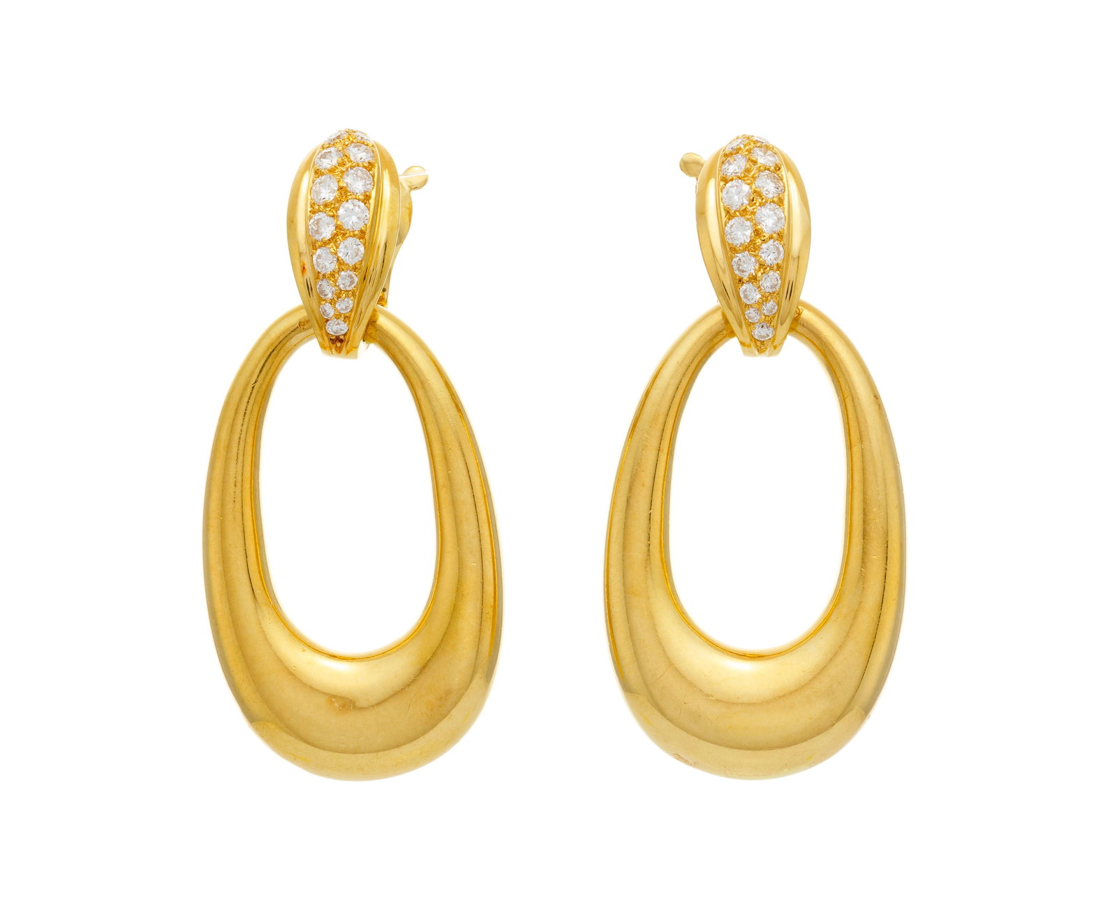 Cartier, paire de clips d'oreilles or 750 sertis de diamants taille brillant retenant des anneaux am: Cartier, paire de clips d'oreilles or 750 sertis de diamants taille brillant retenant des anneaux amovibles en or 750, signés, numérotés 627389, poinçons de maître Georges Len