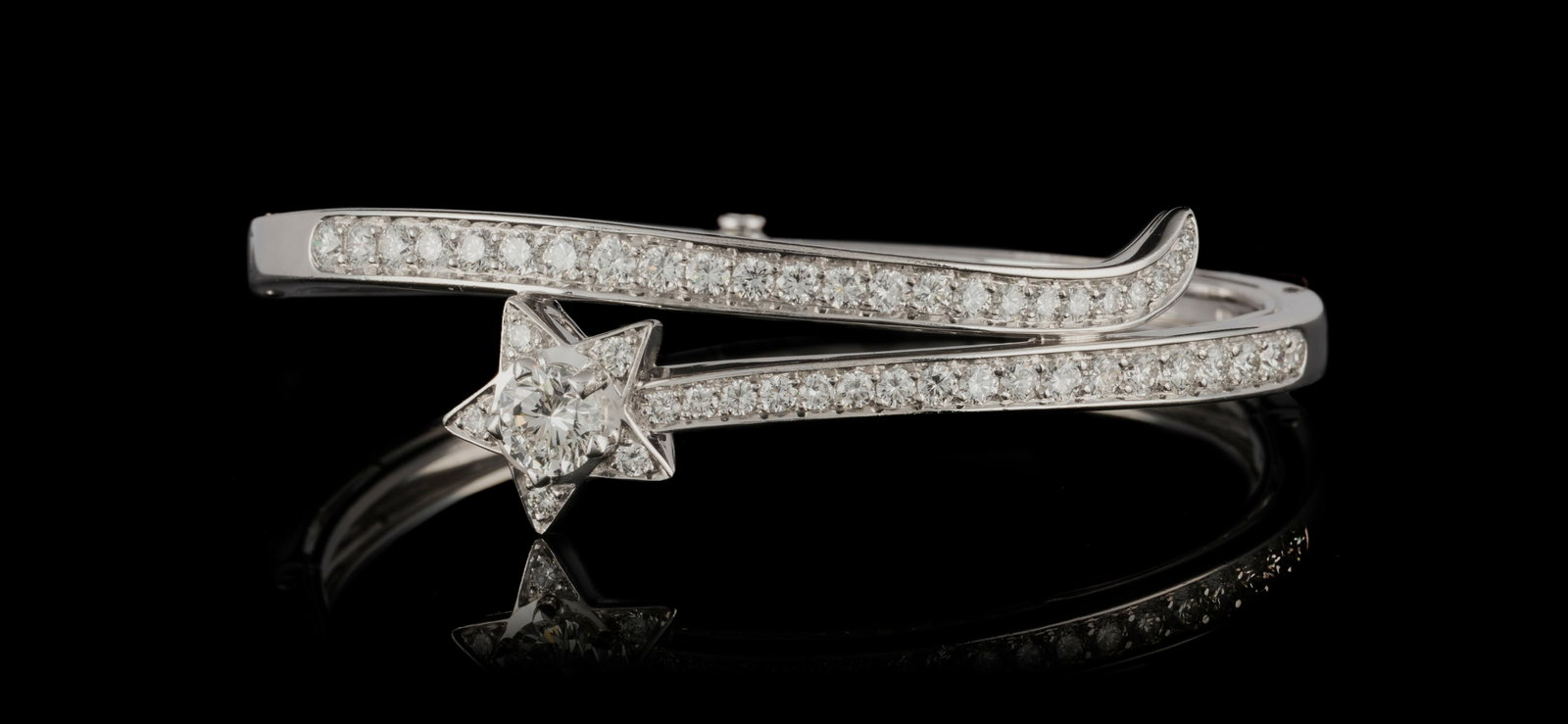 Chanel, Comète, bracelet rigide or gris 750 à motif étoilé pavé de diamants: Chanel, Comète, bracelet rigide or gris 750 à motif étoilé pavé de diamants taille brillant dont un plus important (env. 1 ct), signé, numéroté 7D421, circ. 17