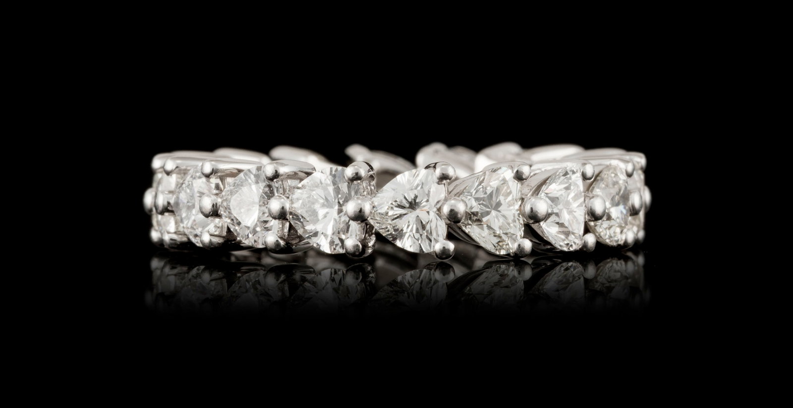 Graff, anneau rivière platine serti de diamants taille cœur (total 3.55 cts), signé, : Graff, anneau rivière platine serti de diamants taille cœur (total 3.55 cts), signé, numéroté 50406, doigt 50-10, boîte, copie de documents Condition Très bon