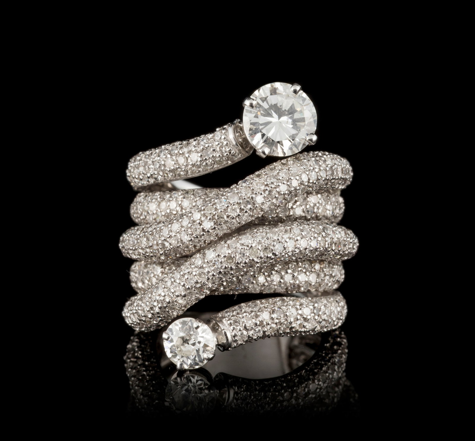 Bague or gris 750 stylisant un serpent s'enroulant autour du doigt entièrement pavé de dia: Bague or gris 750 stylisant un serpent s'enroulant autour du doigt entièrement pavé de diamants taille brillant dont deux plus importants aux extrémités (l'un d'env. 1.4 ct),