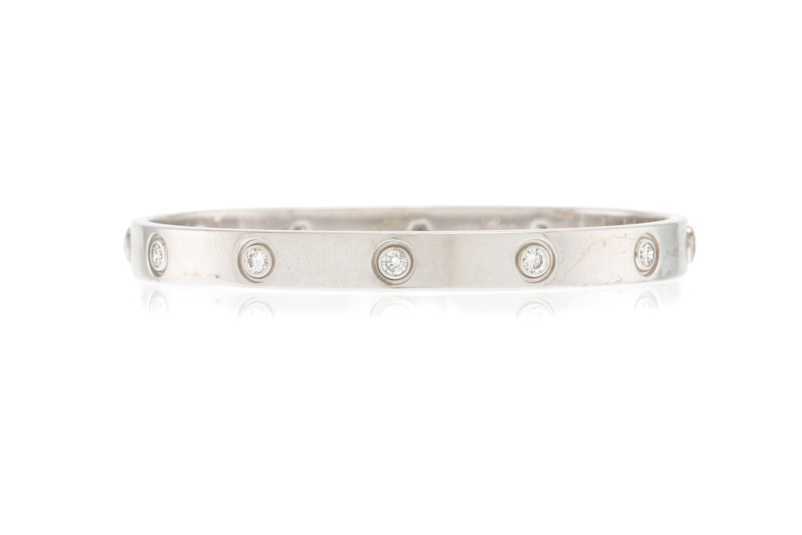 Cartier, Love, bracelet rigide or gris 750 serti de diamants taille brillant, signé, numér: Cartier, Love, bracelet rigide or gris 750 serti de diamants taille brillant, signé, numéroté K96561, circ. 17 cm, 30g Condition Monture: Bon état de conservation
