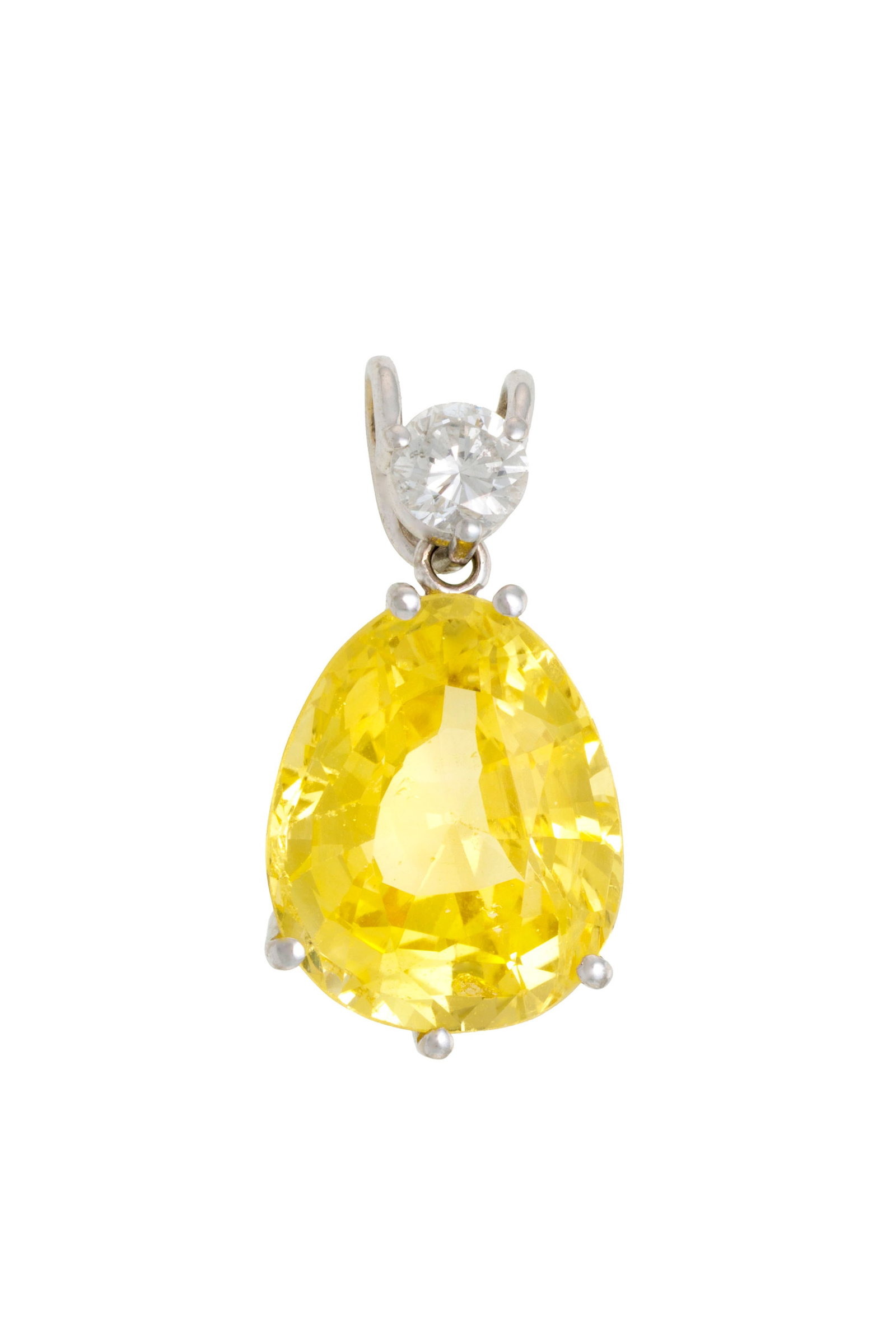 Pendentif or gris 750 serti d'un saphir jaune piriforme de 8.69 carats, non chauffé, selon le r: Pendentif or gris 750 serti d'un saphir jaune piriforme de 8.69 carats, non chauffé, selon le rapport GGTL n°26-G-14497 daté du 21/04/2026, surmonté d'un diamant taille brillant,