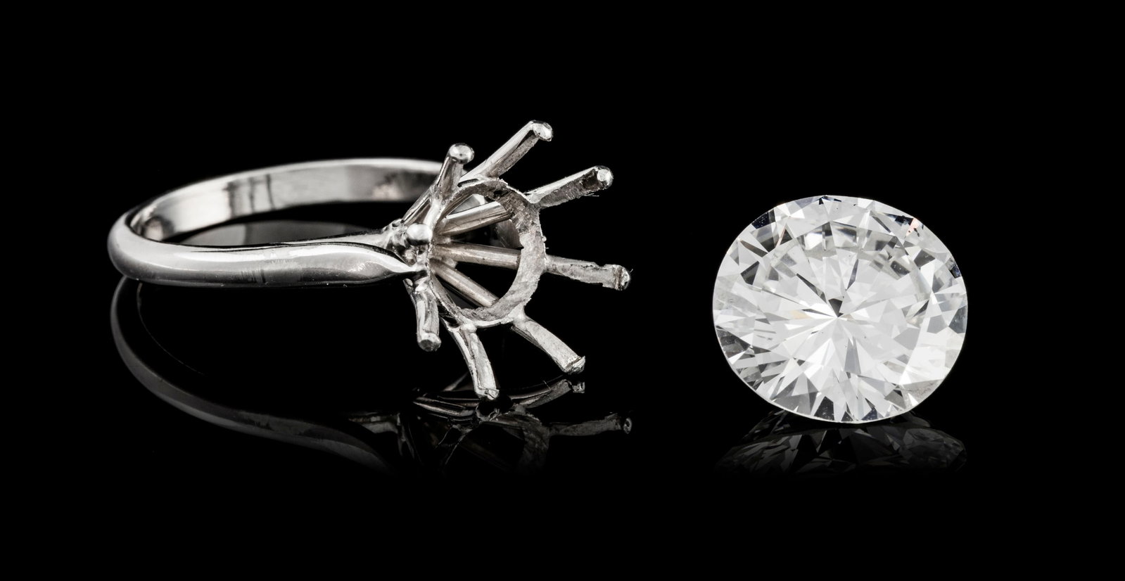 Un diamant taille brillant sur papier de 5.19 carats, avec sa monture solitaire en or gris 750, doig: Un diamant taille brillant sur papier de 5.19 carats, avec sa monture solitaire en or gris 750, doigt 51-11 Condition Monture: Bon état de conservation général. Présence de