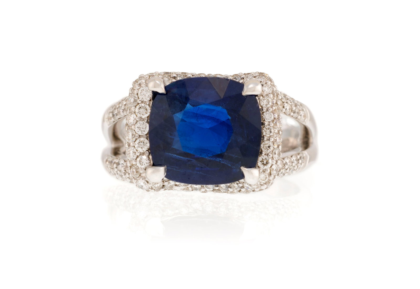 Bague or gris 750 sertie d'un saphir taille coussin de 4.90 carats, birman, non chauffé, selon : Bague or gris 750 sertie d'un saphir taille coussin de 4.90 carats, birman, non chauffé, selon le rapport GRS n°GRS2012-052144 daté du 10/05/2012, rehaussé de diamants taille brill