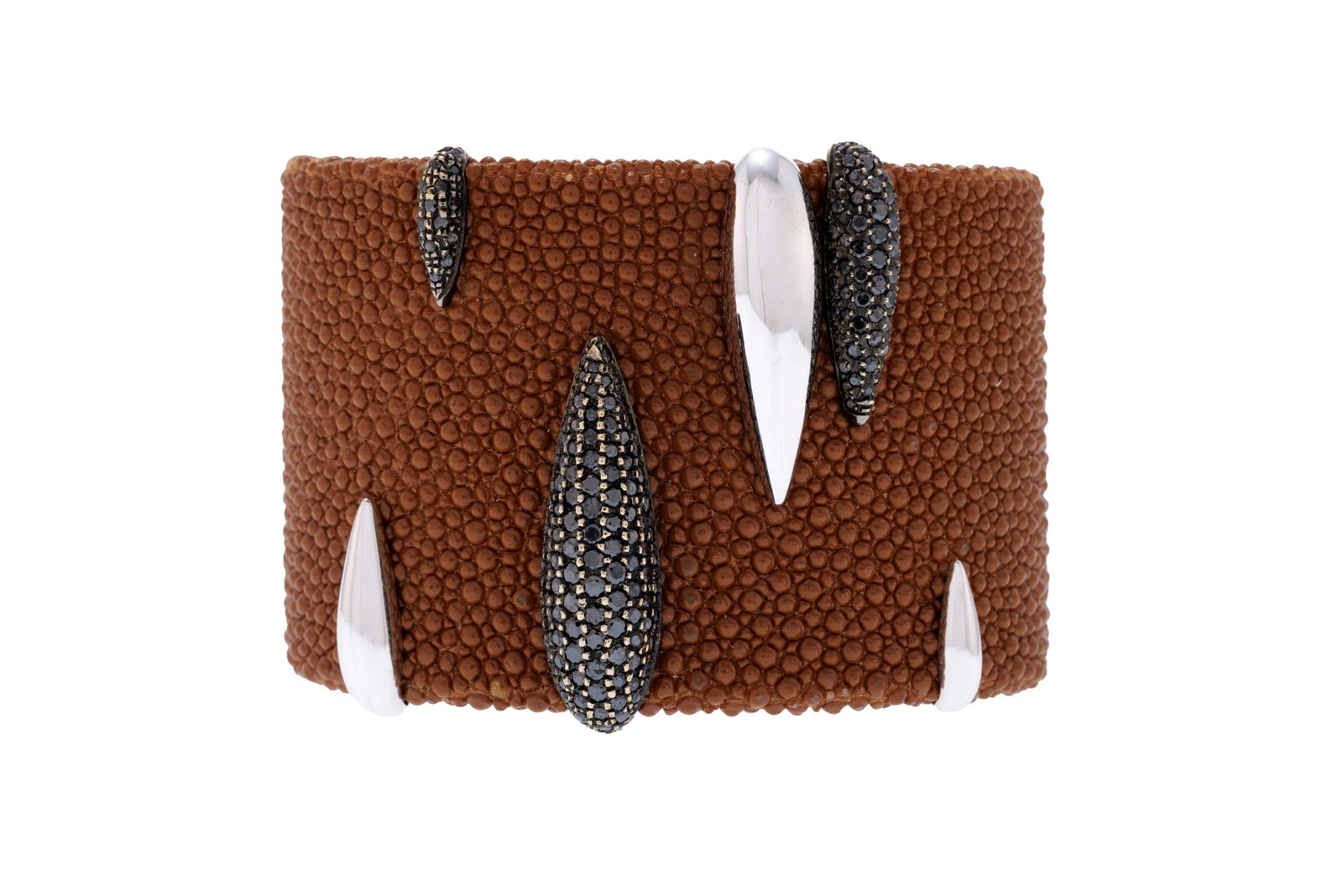 De Grisogono, bracelet manchette en galuchat marron orné d'éléments fuselés en o: De Grisogono, bracelet manchette en galuchat marron orné d'éléments fuselés en or gris 750 dont certains pavés de diamants noirs taille brillant, signé,