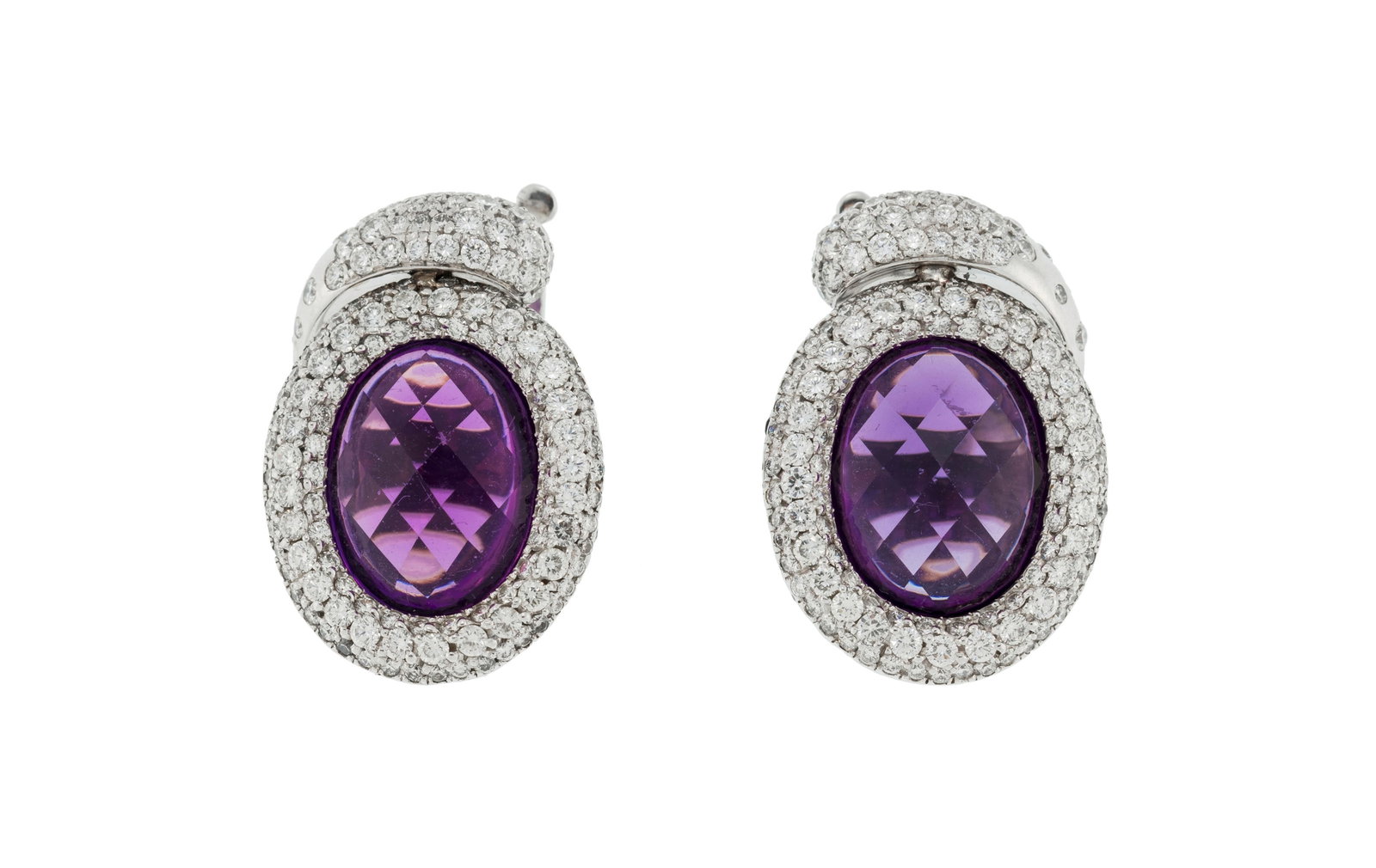 De Grisogono, paire de boucles d'oreilles réversibles or gris 750 pavées de diamants incol: De Grisogono, paire de boucles d'oreilles réversibles or gris 750 pavées de diamants incolores et noirs taille brillant entourant des améthystes taillées buff-top, signées,