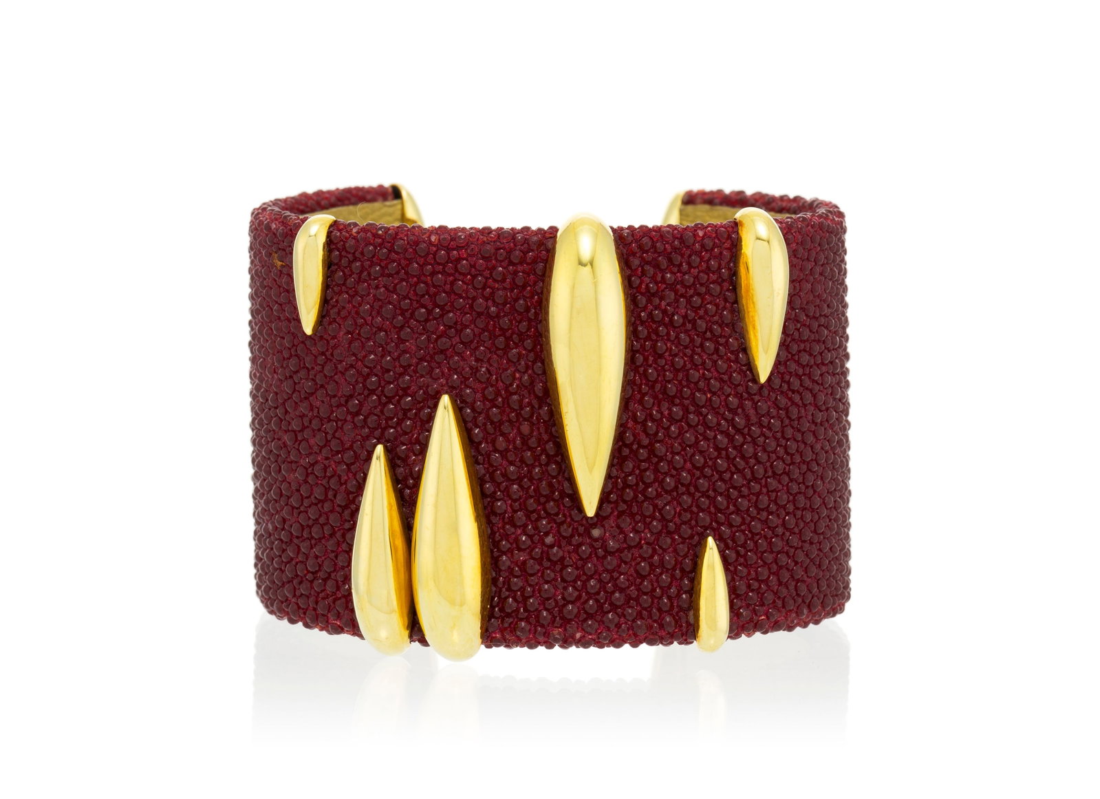 De Grisogono, bracelet manchette en galuchat bordeaux orné d'éléments fuselés en: De Grisogono, bracelet manchette en galuchat bordeaux orné d'éléments fuselés en or 750, signé, numéroté B1998, circ. 15 cm, 55g Condition Bon état de