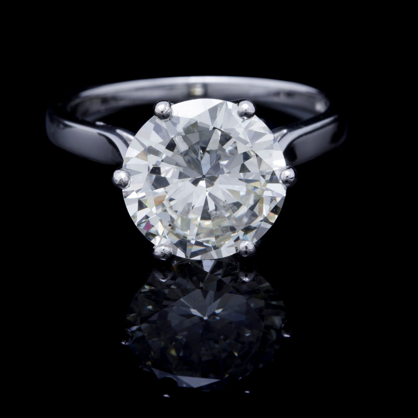 Bucherer, solitaire or gris 750 serti d'un diamant taille brillant (env. 2.9 cts), doigt 51-11: Bucherer, solitaire or gris 750 serti d'un diamant taille brillant (env. 2.9 cts), doigt 51-11 Condition 9.97x9.96x5.03 mm Poids: environ 2.9 carats VS1 / K Fluo: faint
