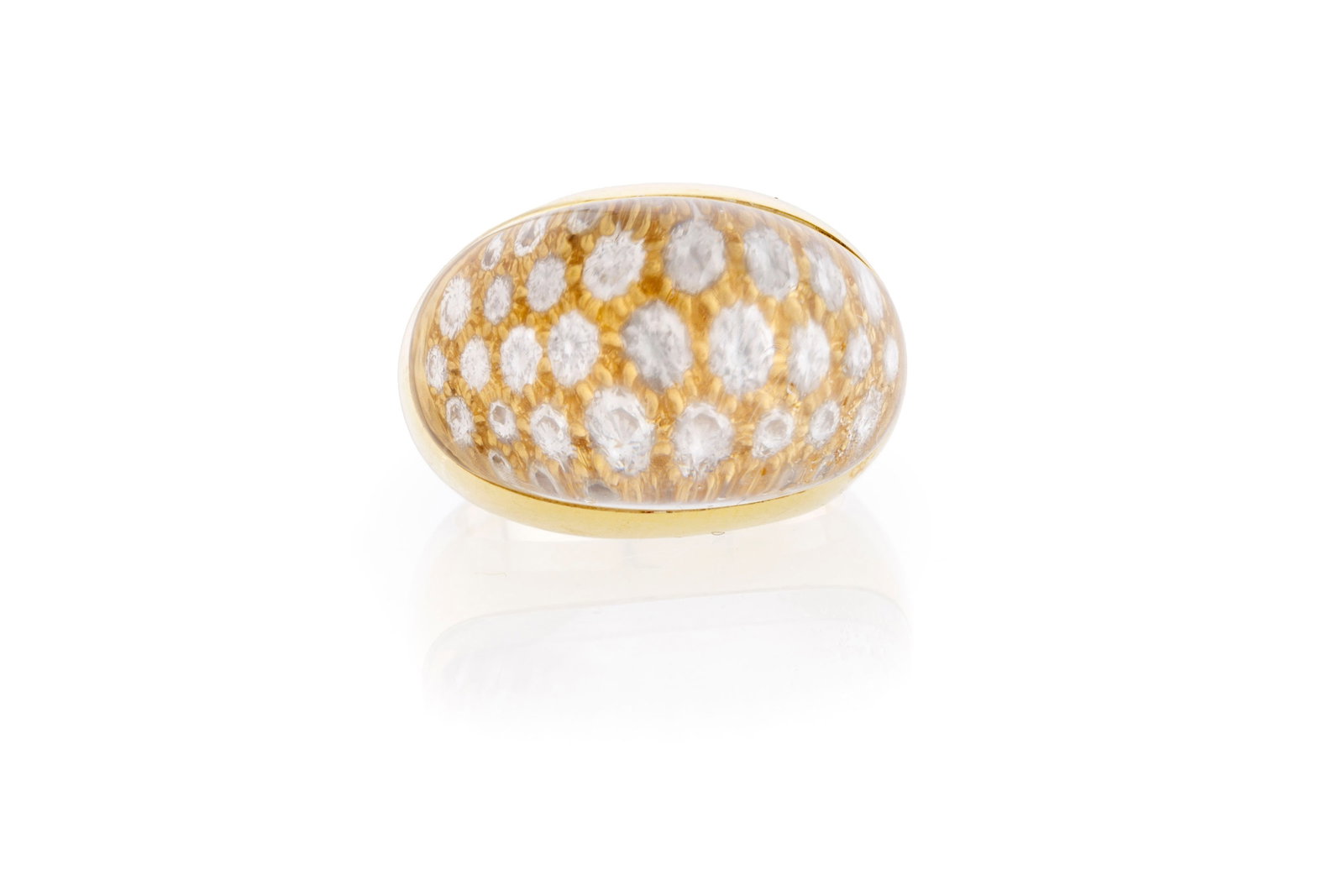 Cartier, Myst, bague or 750 ornée d'un dôme de cristal de roche sur un pavage de diamants : Cartier, Myst, bague or 750 ornée d'un dôme de cristal de roche sur un pavage de diamants taille brillant, signée, numérotée 78818A, doigt 46-6, 13g Condition Monture: Bon