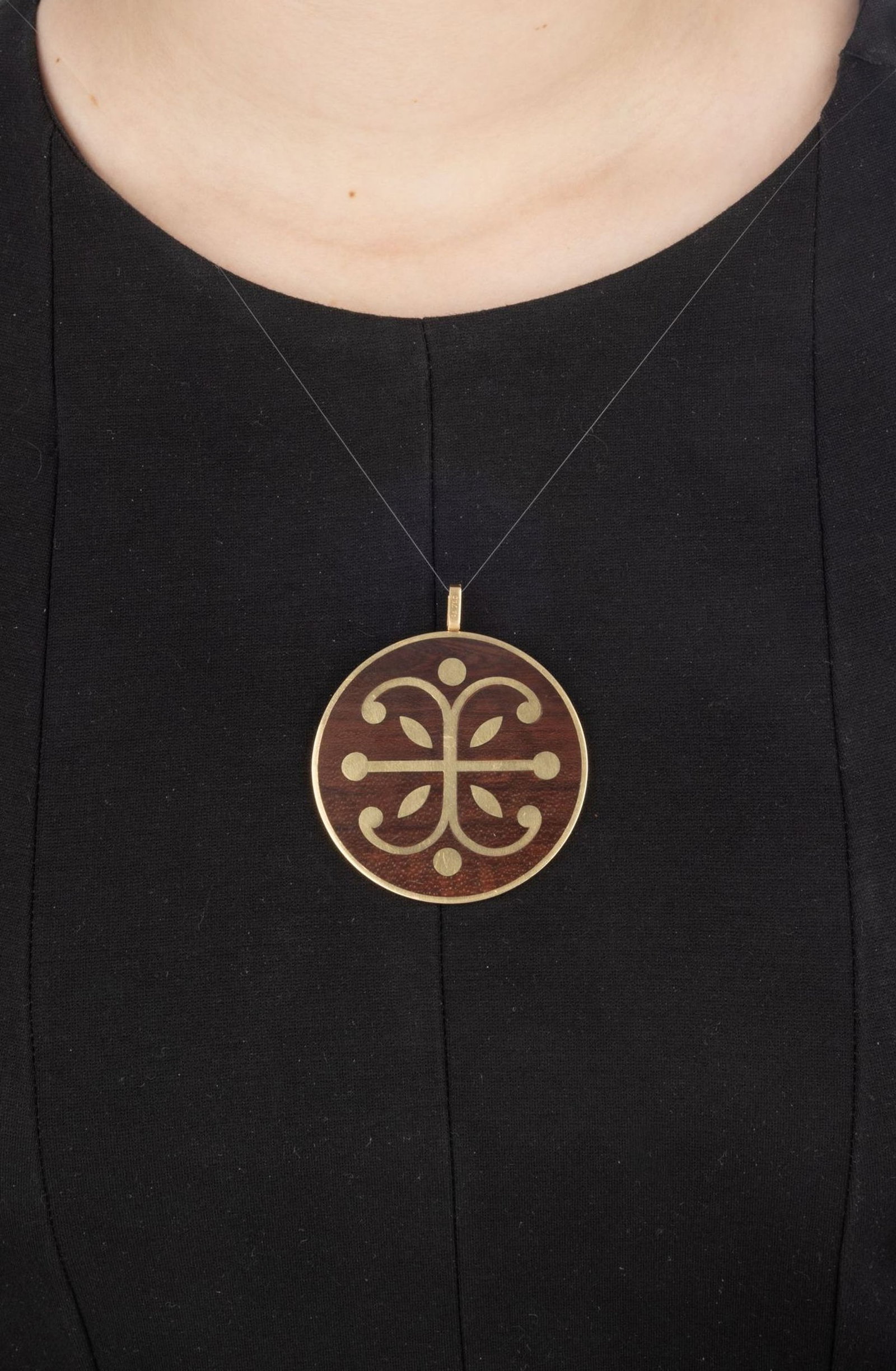 Van Cleef & Arpels, pendentif circulaire années 1970 or 750 et bois d'amourette décoré - 4