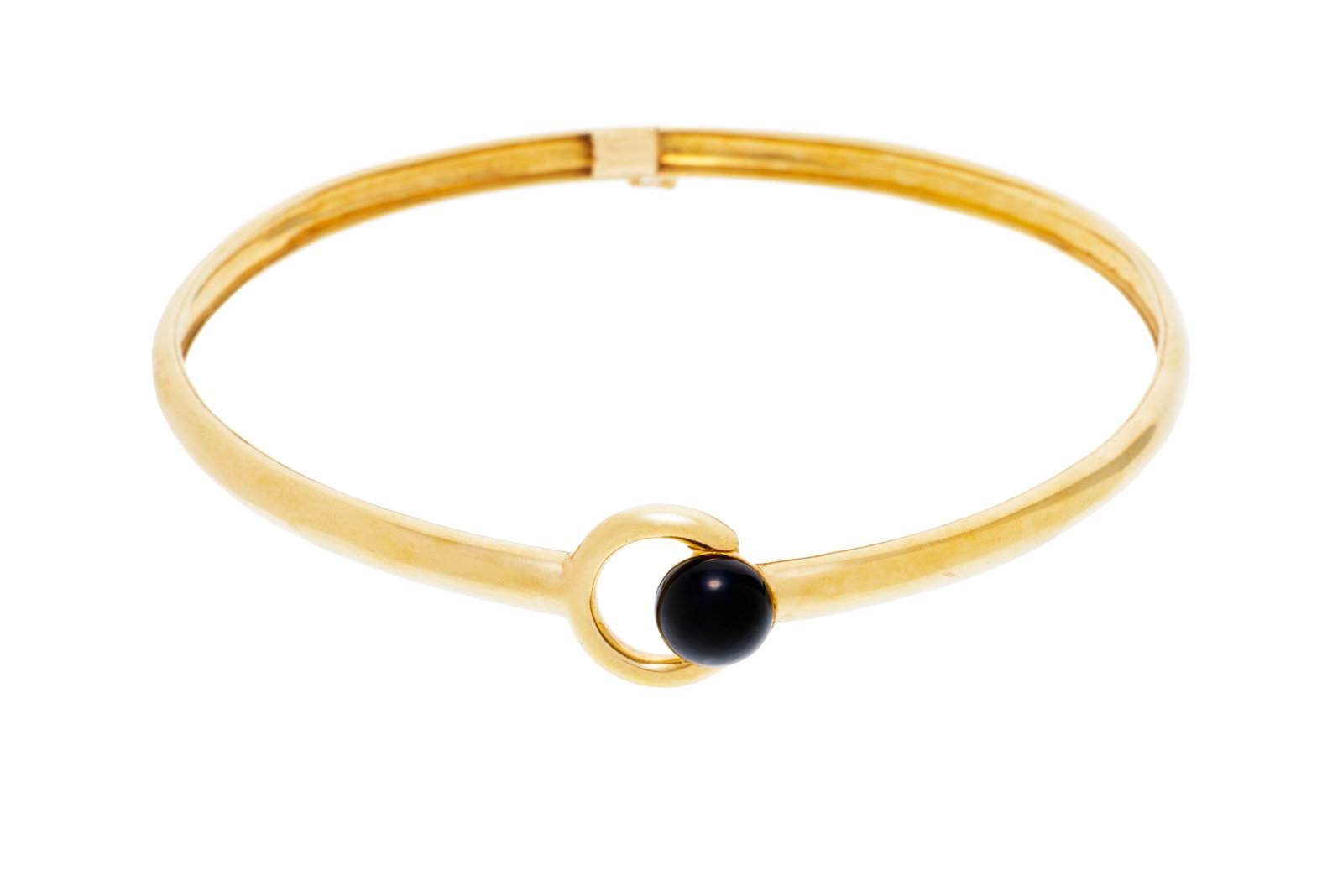 Cartier, collier tour de cou or 750 centrant un motif circulaire ajouré orné d'un cabochon: Cartier, collier tour de cou or 750 centrant un motif circulaire ajouré orné d'un cabochon d'onyx, signé, numéroté 800546, circ. env. 32 cm, 43g Condition Bon état de