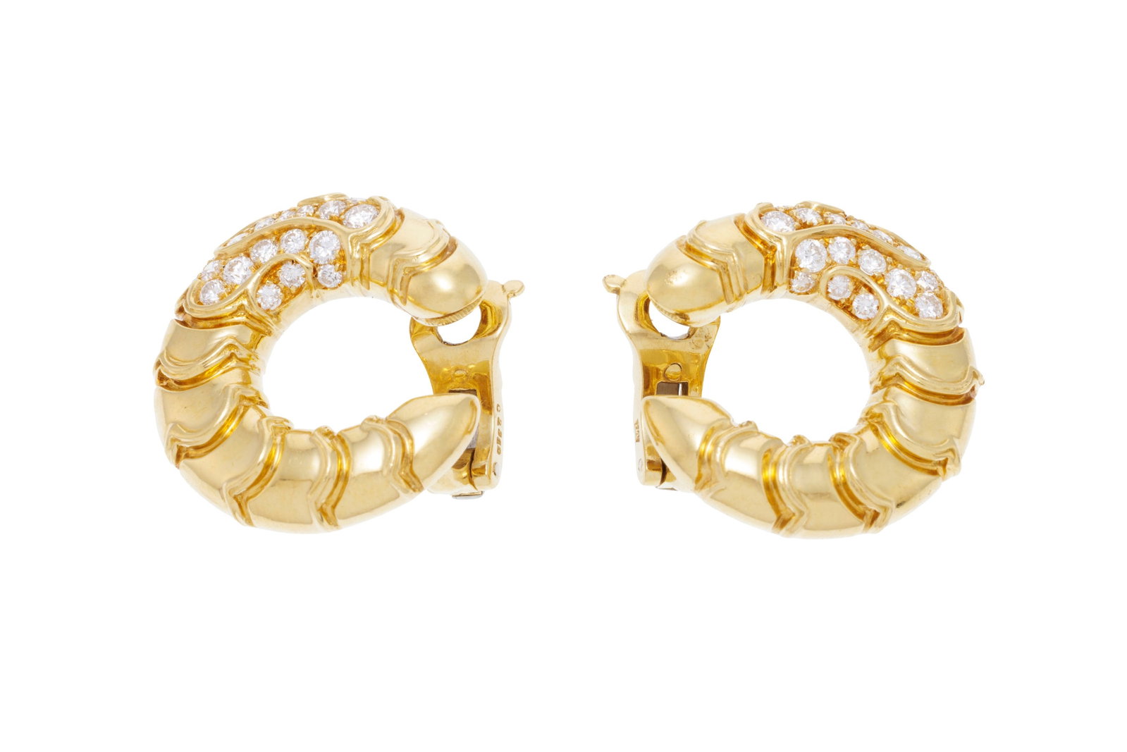 Marina B, Onda, paire de clips d'oreilles or 750 sertis de diamants taille brillant, signés, nu: Marina B, Onda, paire de clips d'oreilles or 750 sertis de diamants taille brillant, signés, numérotés C2369, h. 2.6 cm, 25g Condition Montures: Bon état de conservation