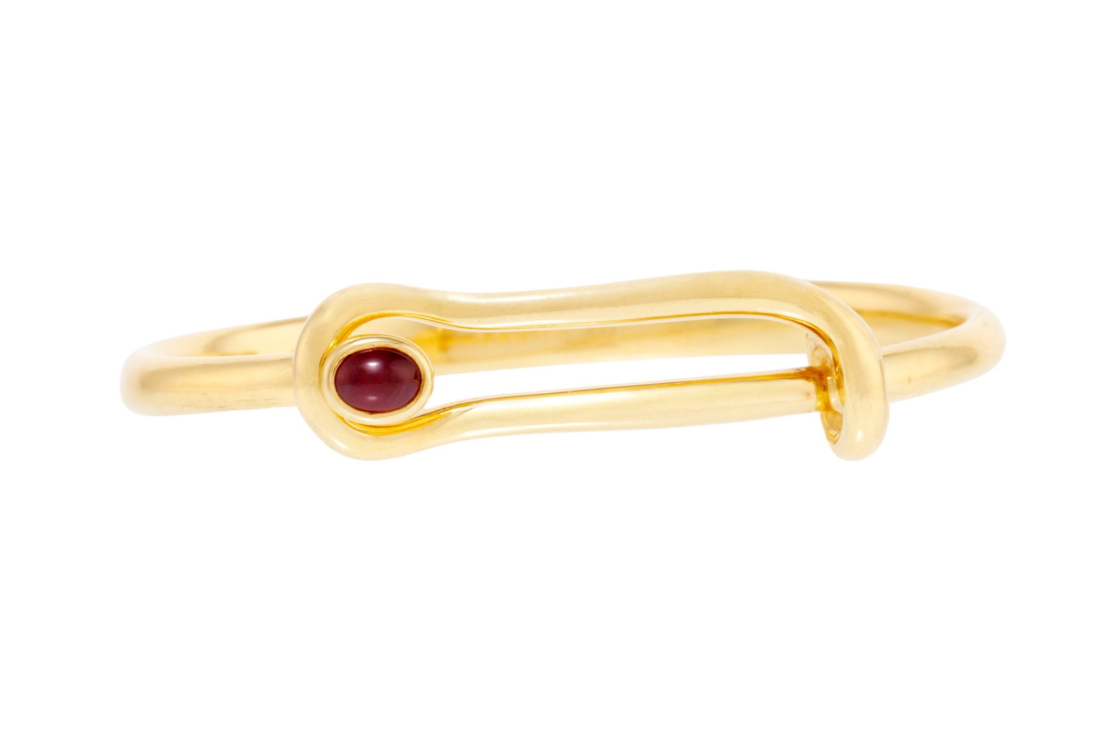 Hermès, bracelet rigide or 750 orné d'un cabochon de rubis, signé, numéroté: Hermès, bracelet rigide or 750 orné d'un cabochon de rubis, signé, numéroté 26712, circ. 15.5 cm, 33g Condition Bon état de conservation général. Présence