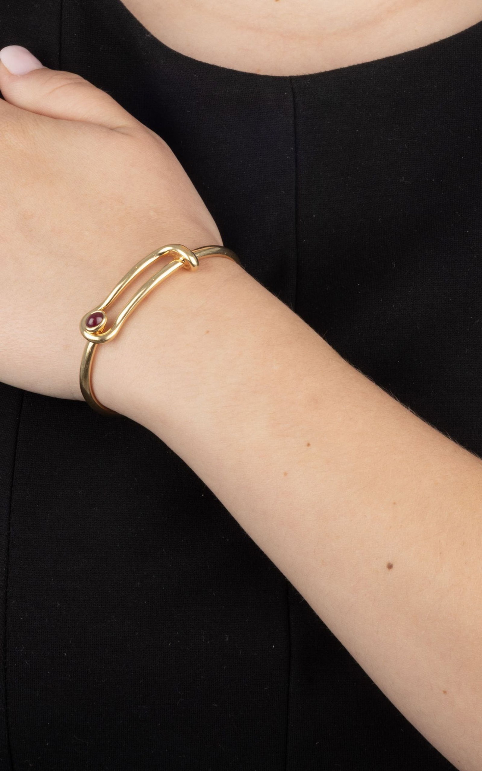 Hermès, bracelet rigide or 750 orné d'un cabochon de rubis, signé, numéroté - 4