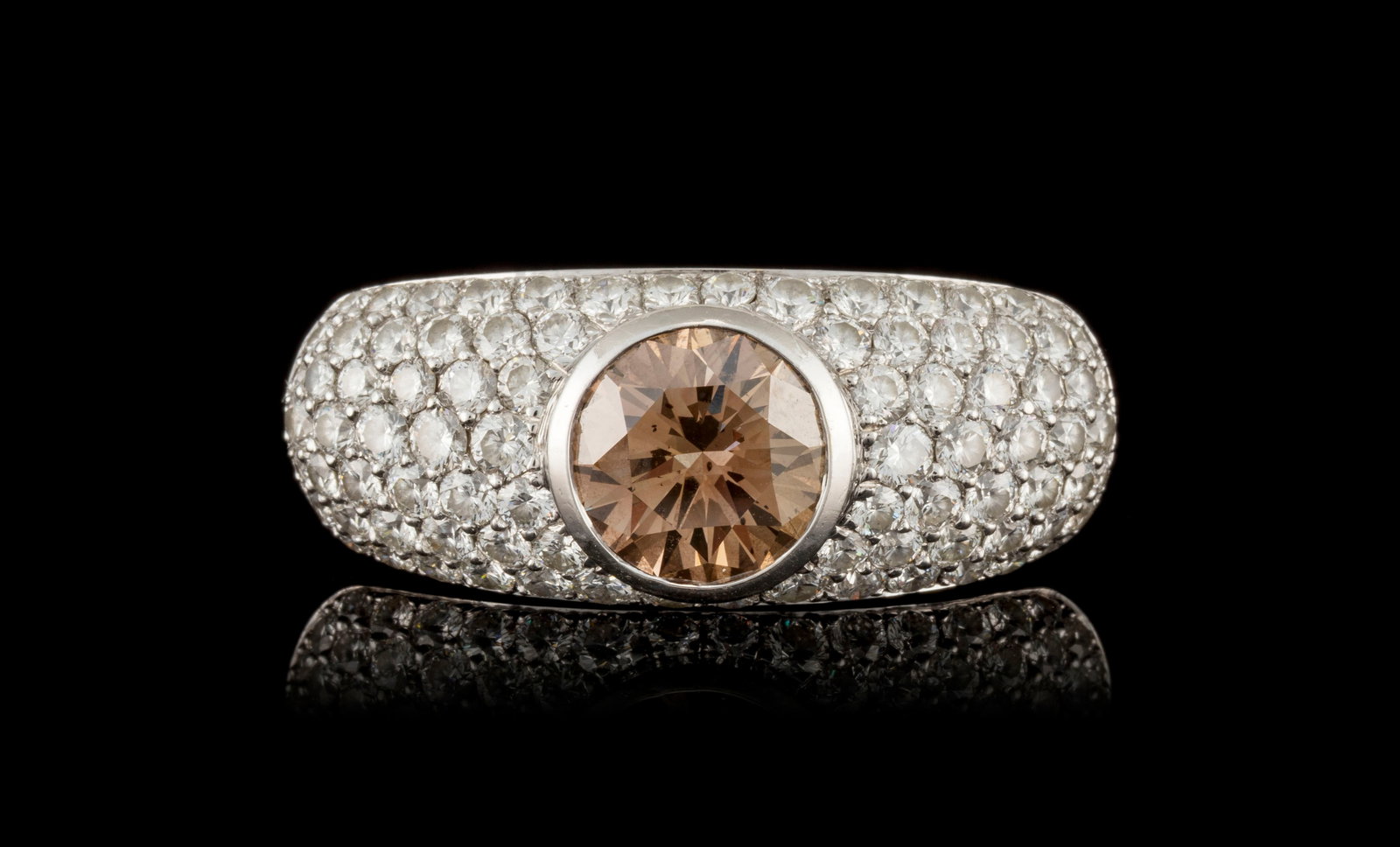 Adler, attribué à, bague or gris 750 sertie d'un diamant taille brillant fancy dark orangy: Adler, attribué à, bague or gris 750 sertie d'un diamant taille brillant fancy dark orangy brown de 3.03 carats selon certificat GIA n°12804183 daté du 30/09/2003, entouré de