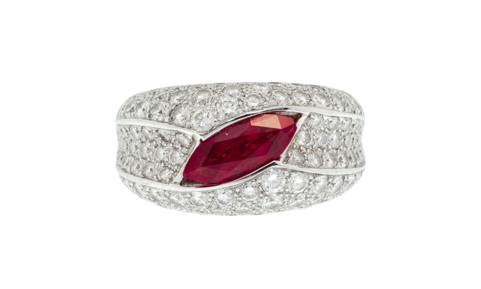 Adler, bague or gris 750 pavée de diamants taille brillant et sertie d’un rubis taille ma: Adler, bague or gris 750 pavée de diamants taille brillant et sertie d’un rubis taille marquise, signée, doigt 52-12, 12g Condition Usure au rhodiage Présence de rayures et micro