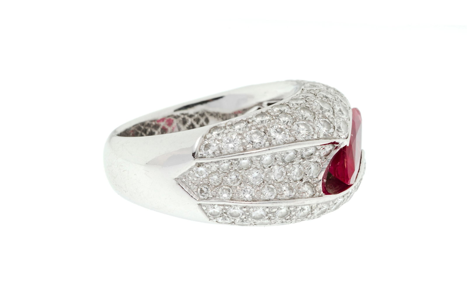 Adler, bague or gris 750 pavée de diamants taille brillant et sertie d’un rubis taille ma - 2