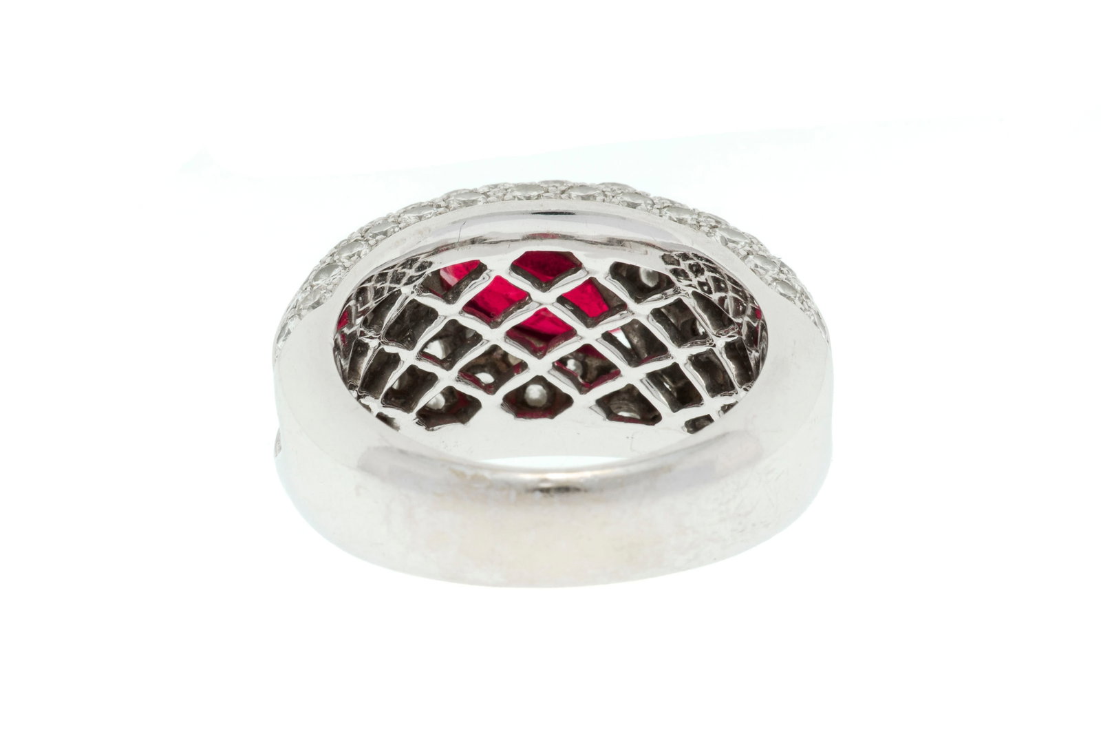 Adler, bague or gris 750 pavée de diamants taille brillant et sertie d’un rubis taille ma - 3
