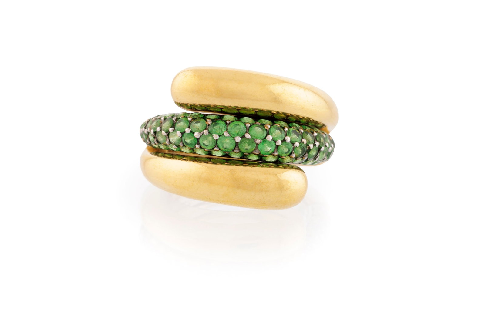 Adler, bague or 750 et ses deux éléments interchangeables en or gris 750 sertis respective: Adler, bague or 750 et ses deux éléments interchangeables en or gris 750 sertis respectivement de tsavorites et de diamants bruns taille brillant, signée, doigt 50-10, 18g Condition