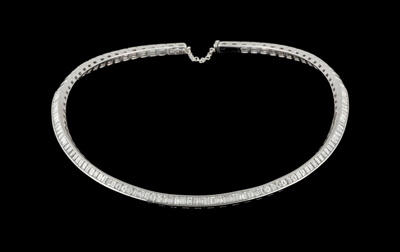 Stefan Hafner, collier tour de cou or gris 750 articulé de petits éléments carré: Stefan Hafner, collier tour de cou or gris 750 articulé de petits éléments carrés sertis d'une ligne de diamants rectangulaires, signé, circ. 34 cm, 47g Condition Très
