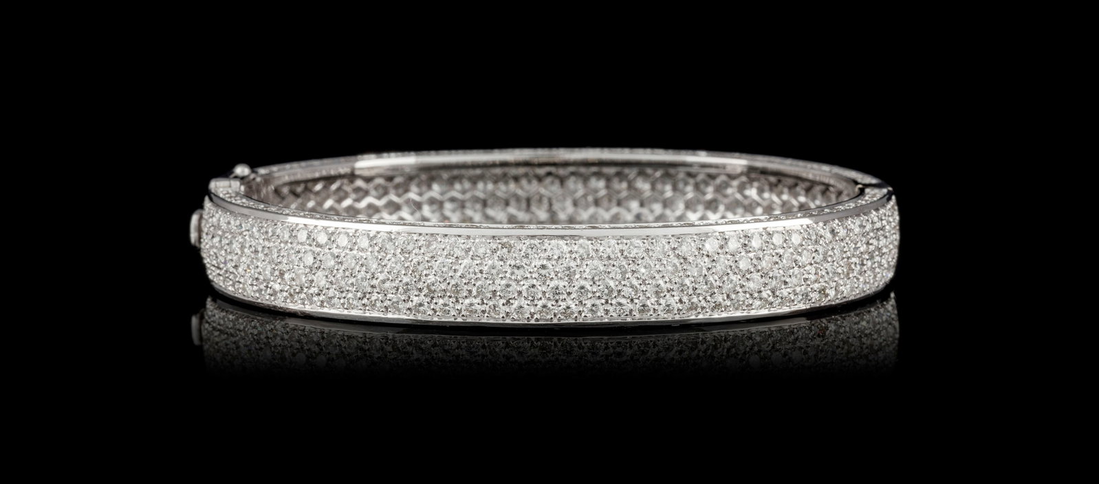 Bracelet rigide or gris 750 entièrement pavé de diamants taille brillant, poinçon de : Bracelet rigide or gris 750 entièrement pavé de diamants taille brillant, poinçon de maître Gay Frères, circ. 16.8 cm, 32g Condition Très bon état de conservation