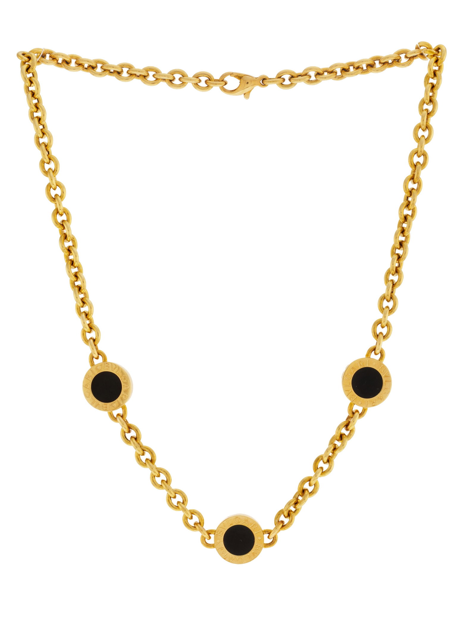 Bulgari, collier or 750 à maille forçat retenant trois éléments circulaires orn&: Bulgari, collier or 750 à maille forçat retenant trois éléments circulaires ornés de pastilles d'onyx, signé, long. 39.5 cm, 28g Condition Très bon état de