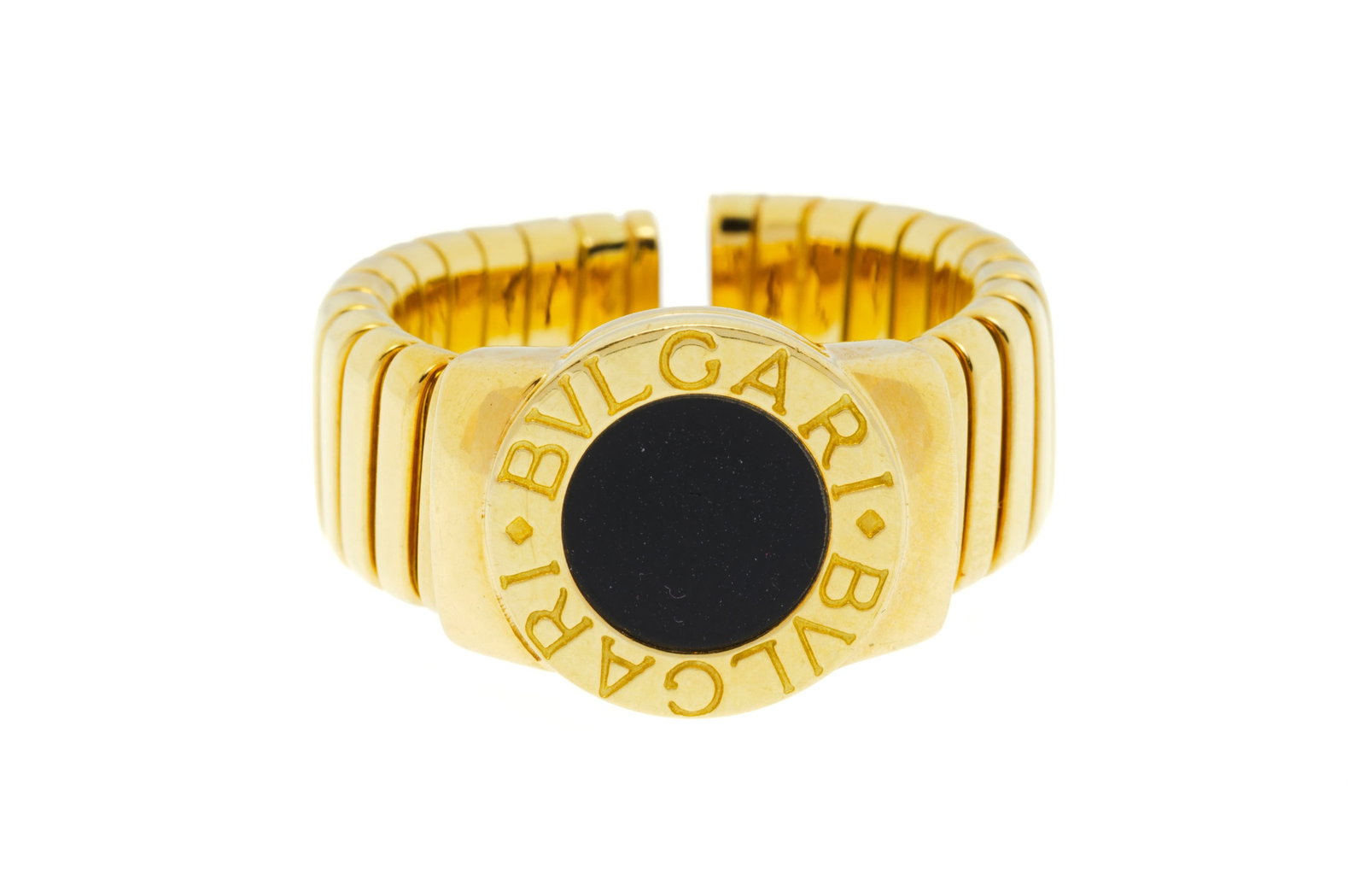 Bulgari, bague ouverte or 750 à maille tubogas ornée d'une pastille d'onyx, signée, d: Bulgari, bague ouverte or 750 à maille tubogas ornée d'une pastille d'onyx, signée, doigt env. 55-15, 17g Condition Bon état de conservation général. Présence de