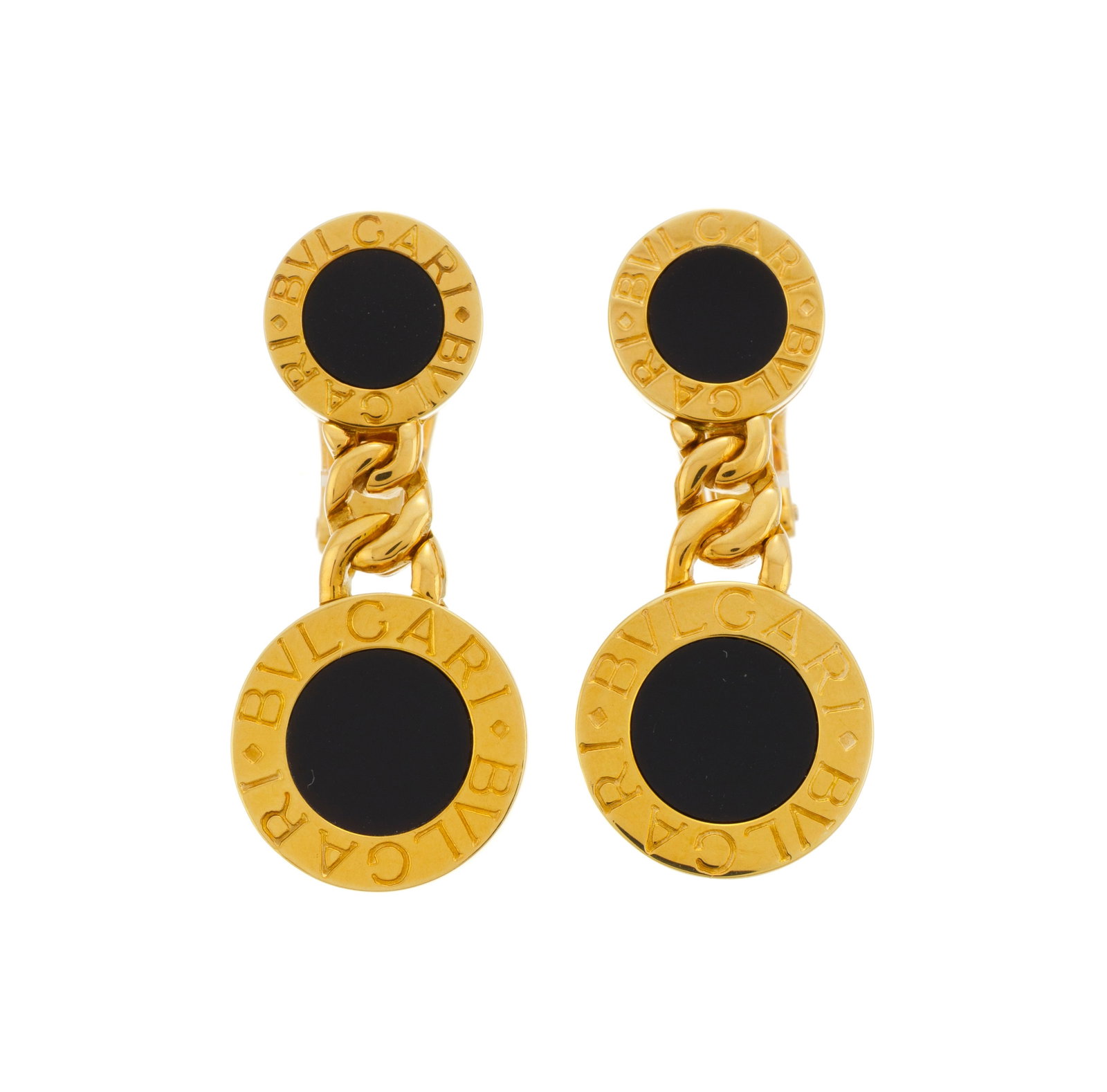 Bulgari, paire de pendants d'oreilles or 750 à motifs circulaires ornés de pastilles d'ony: Bulgari, paire de pendants d'oreilles or 750 à motifs circulaires ornés de pastilles d'onyx, signés, h. 2.9 cm, 14g Condition Très bon état de conservation général.