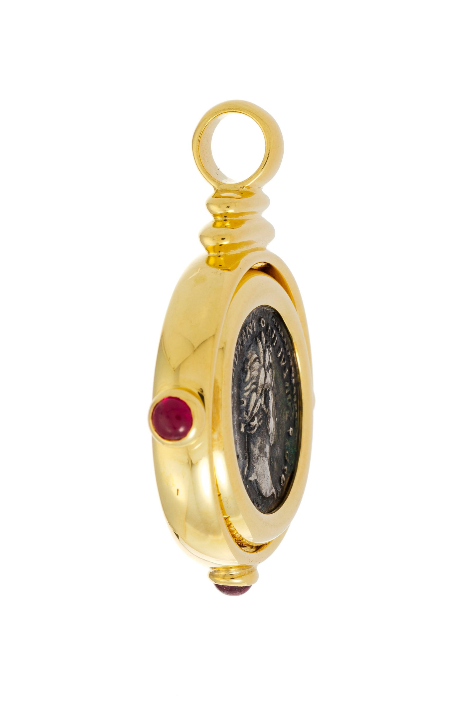 Bulgari, Monete, pendentif réversible en or 750 serti de 3 cabochons de rubis et de deux monnai - 2