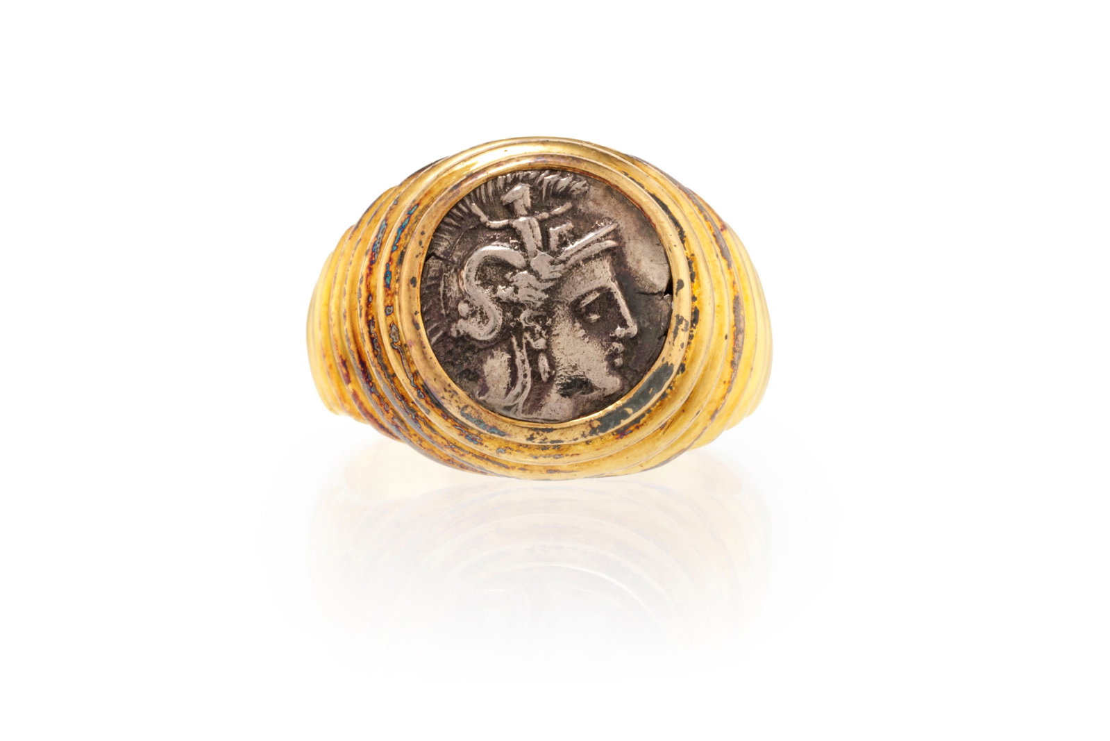 Bulgari, Monete, bague or 750 godronné ornée d'un diobole de Tarentum (Calabre) en argent : Bulgari, Monete, bague or 750 godronné ornée d'un diobole de Tarentum (Calabre) en argent du IVe siècle av. J.-C., le revers orné de la tête d'Athéna casquée surmont