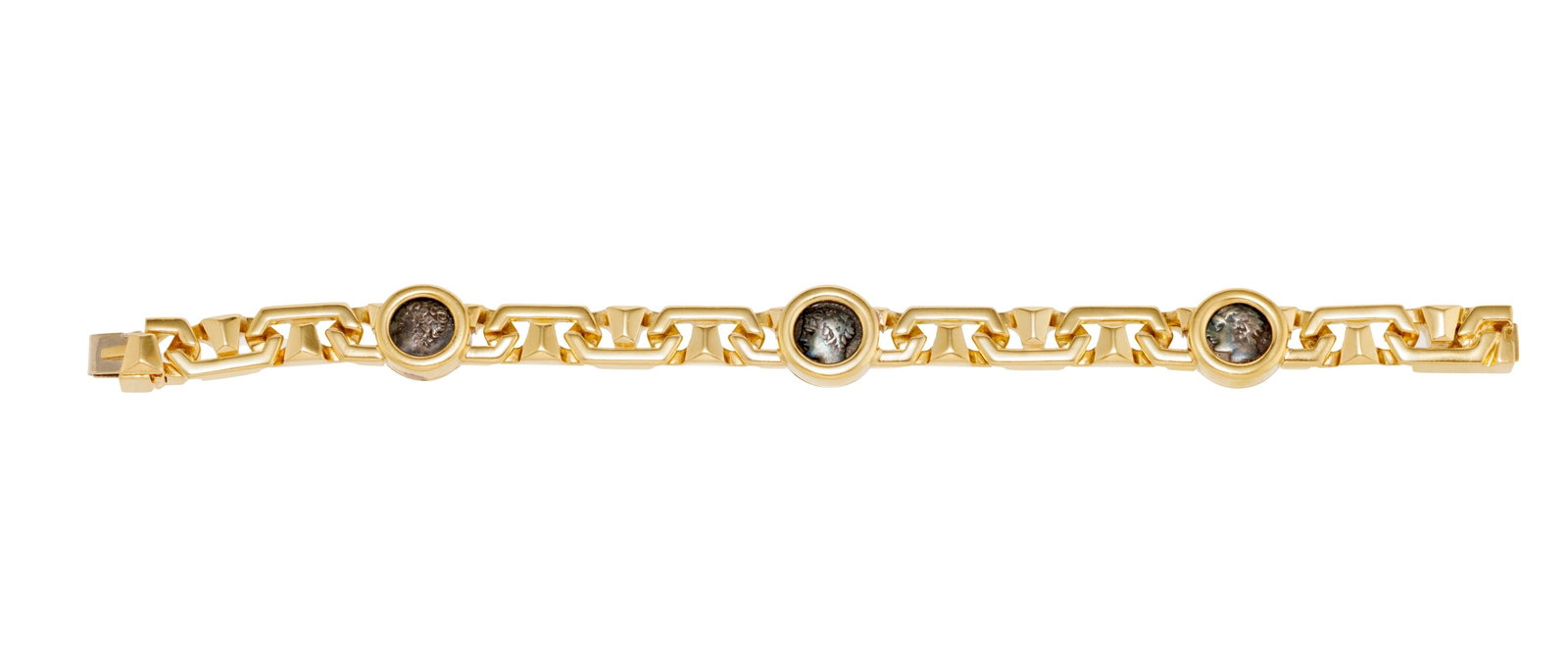 Bulgari, Monete, bracelet or 750 orné de 3 oboles en argent frappées de la tête d'Apo: Bulgari, Monete, bracelet or 750 orné de 3 oboles en argent frappées de la tête d'Apollon sur l'avers et d'une roue avec les lettres MA sur le revers (IVe siècle av. J.-C.),