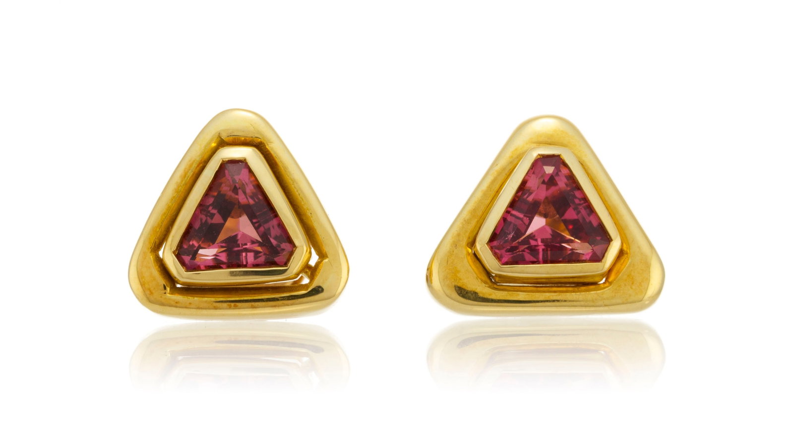 Bulgari, paire de clous d'oreilles or 750 sertis de tourmalines roses triangulaires à pans coup: Bulgari, paire de clous d'oreilles or 750 sertis de tourmalines roses triangulaires à pans coupés, l'un signé, h. 1.1 cm, 6g Condition Montures: Bon état de conservation