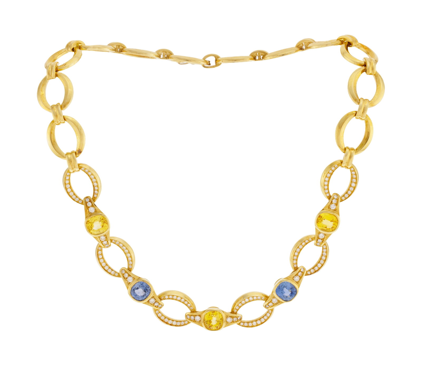 Collier or 750 composé de maillons ovales, ceux du centre sertis de diamants taille brillant re: Collier or 750 composé de maillons ovales, ceux du centre sertis de diamants taille brillant reliés par des éléments ornés de saphirs taille coussin jaunes et bleus, long. 42 