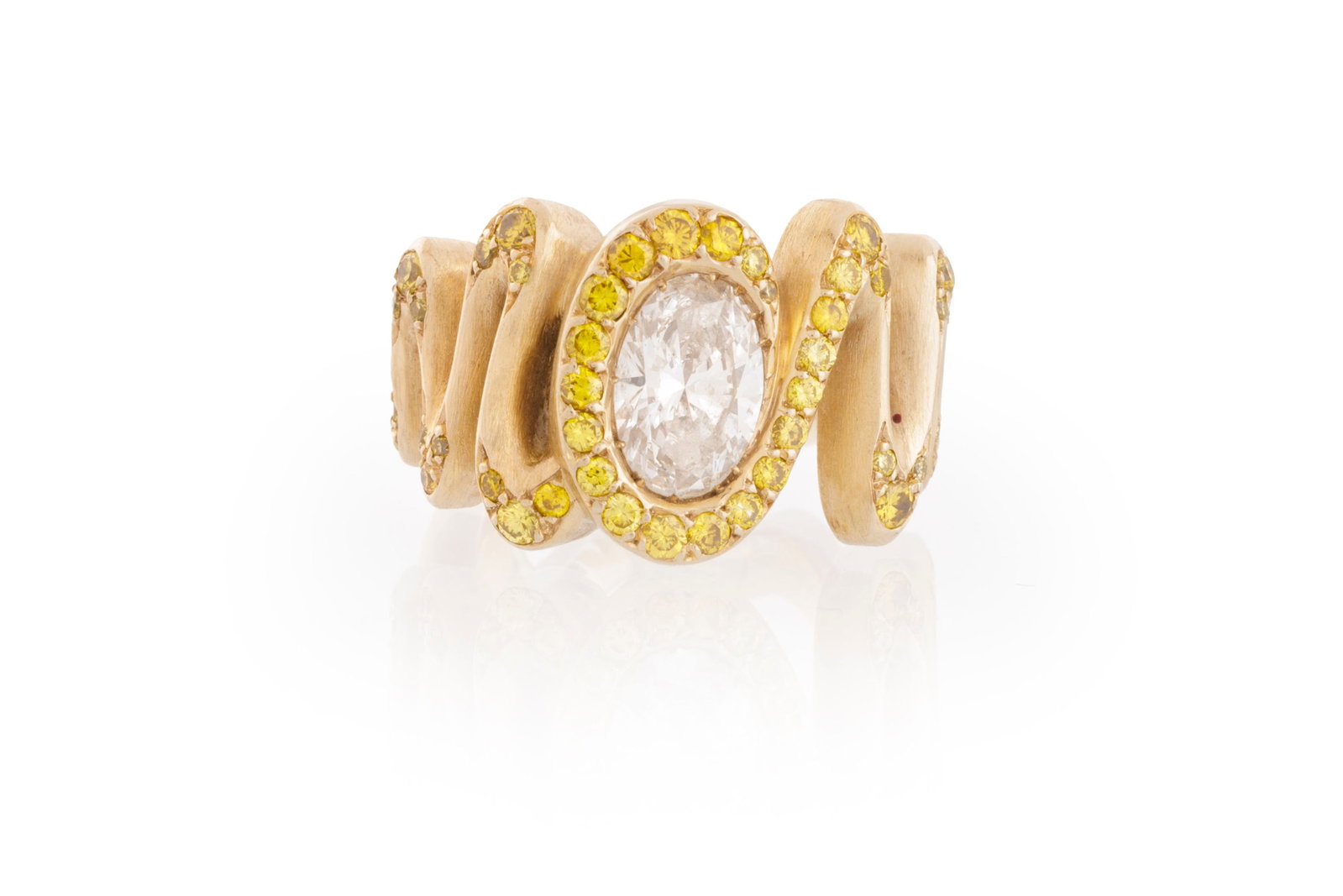 Bague or 750 satiné sertie de diamants jaunes entourant un diamant incolore taille ovale (env. : Bague or 750 satiné sertie de diamants jaunes entourant un diamant incolore taille ovale (env. 1.1 ct), doigt 50-10, 12g Condition Monture: Bon état de conservation général.