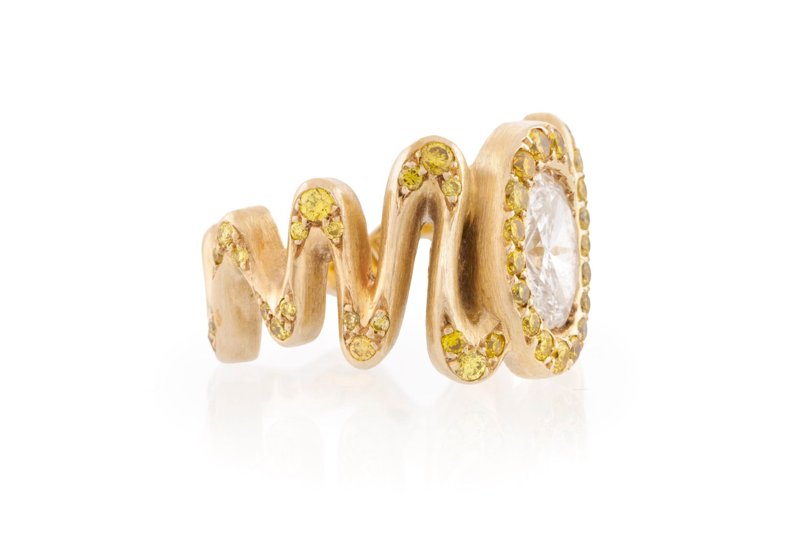 Bague or 750 satiné sertie de diamants jaunes entourant un diamant incolore taille ovale (env.  - 2