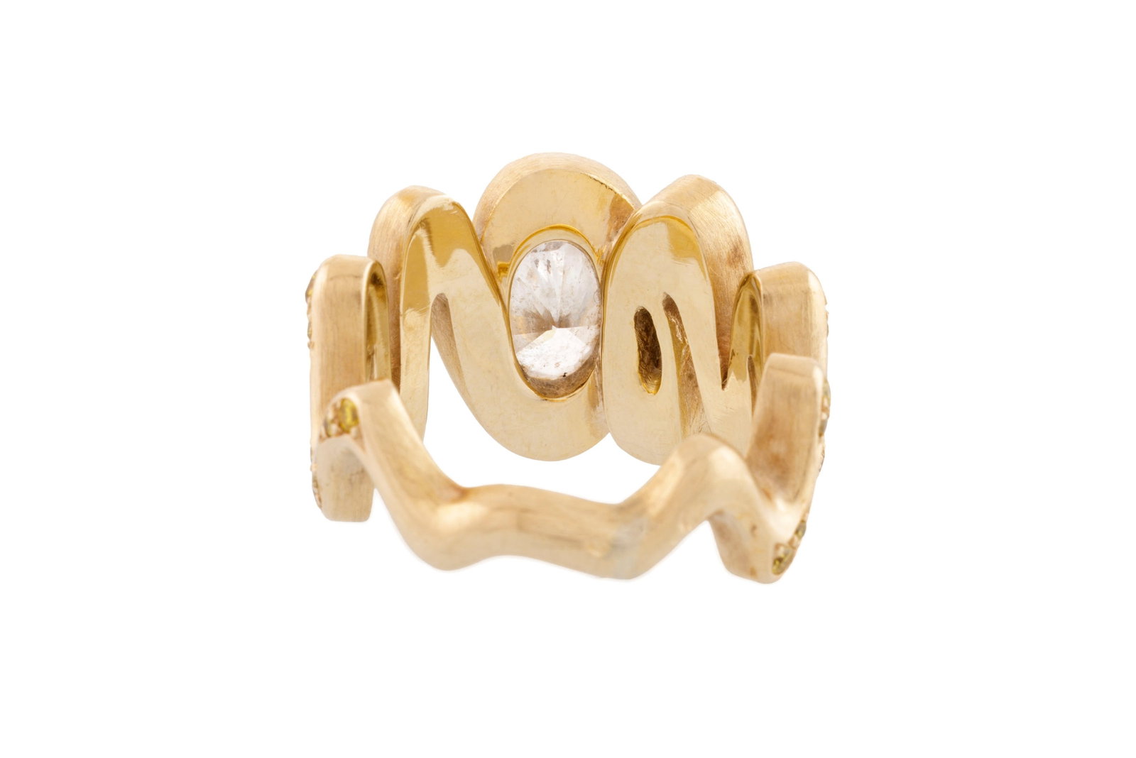 Bague or 750 satiné sertie de diamants jaunes entourant un diamant incolore taille ovale (env.  - 3