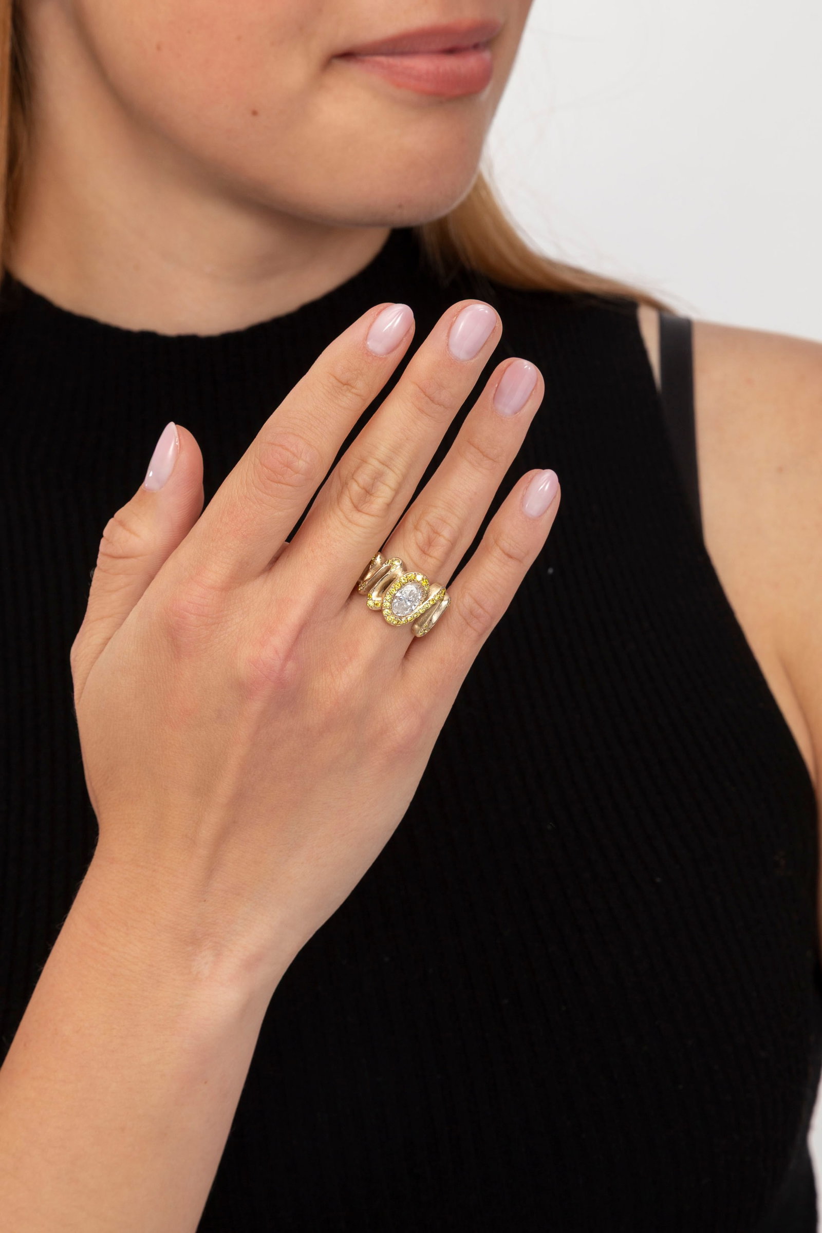 Bague or 750 satiné sertie de diamants jaunes entourant un diamant incolore taille ovale (env.  - 4
