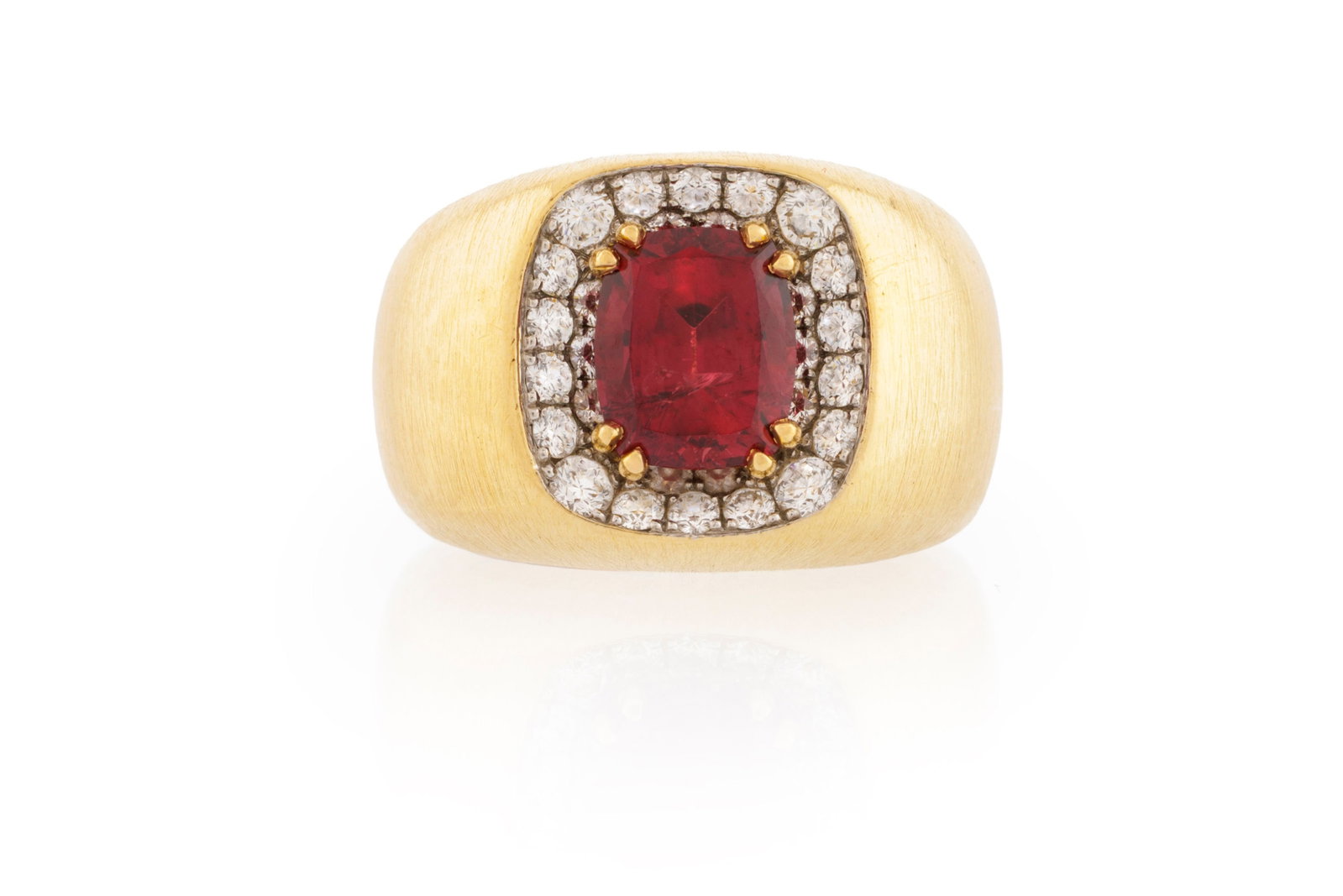 Bague 2 ors 750 brossés sertie d'un rubis taille coussin de 2.10 carats, d'Afrique de l'Est, no: Bague 2 ors 750 brossés sertie d'un rubis taille coussin de 2.10 carats, d'Afrique de l'Est, non chauffé, selon le rapport GGTL n°26-G-14501 daté du 29/04/2026, entouré de