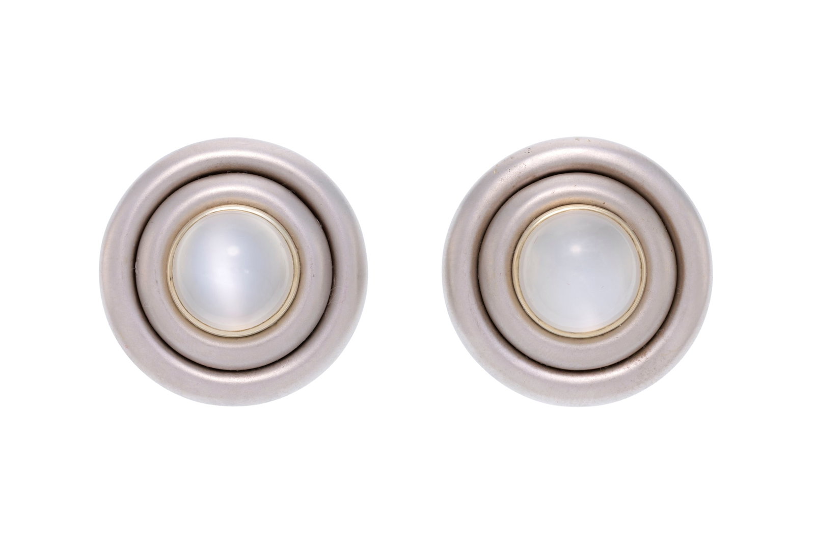 Paire de clips d'oreilles or gris 750 satiné centrant deux cabochons de pierre de lune, diam. 3 (1 of 4)