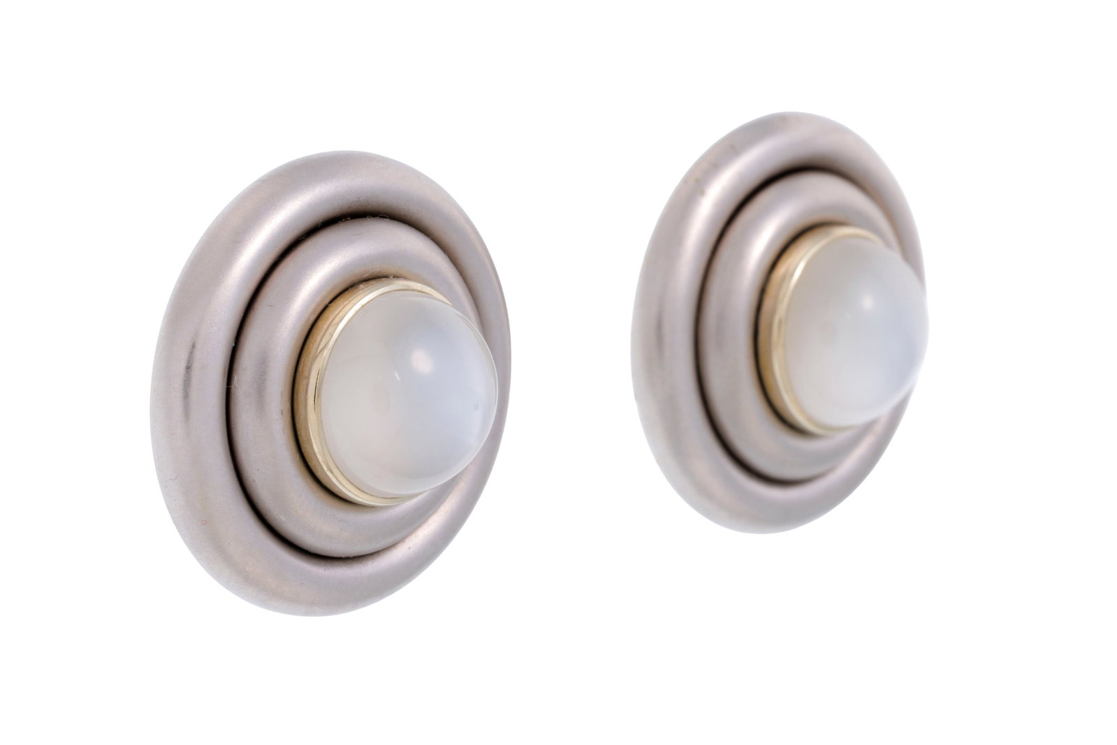 Paire de clips d'oreilles or gris 750 satiné centrant deux cabochons de pierre de lune, diam. 3 - 2