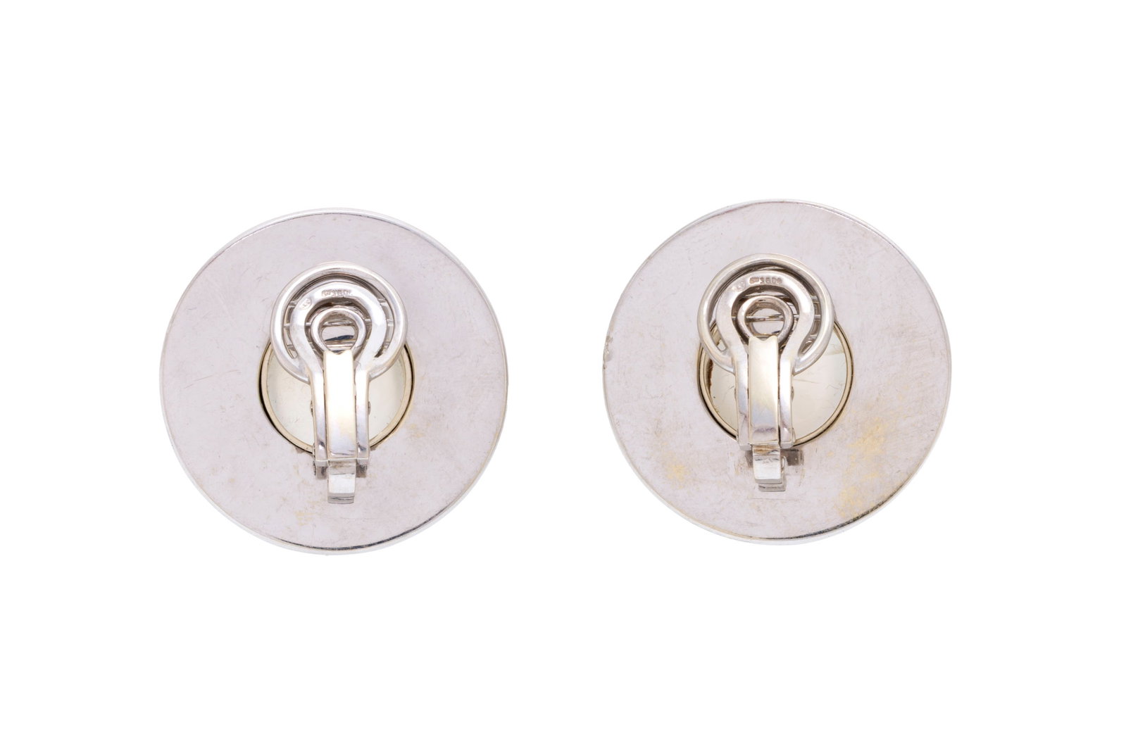 Paire de clips d'oreilles or gris 750 satiné centrant deux cabochons de pierre de lune, diam. 3 - 3