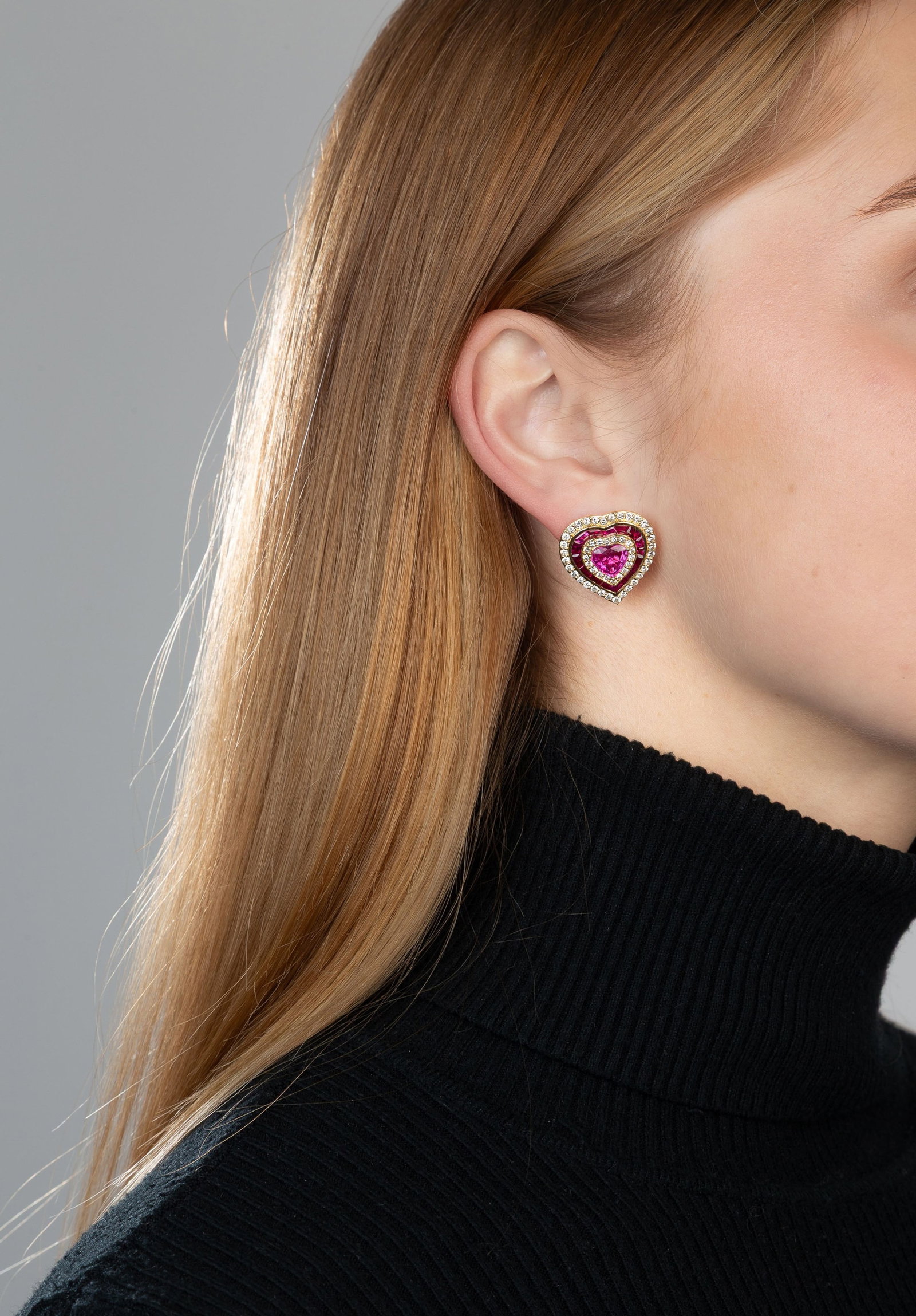Paire de boucles d'oreilles or 750 serties de deux rubis du Mozambique taille cœur (env. 2 cara - 4